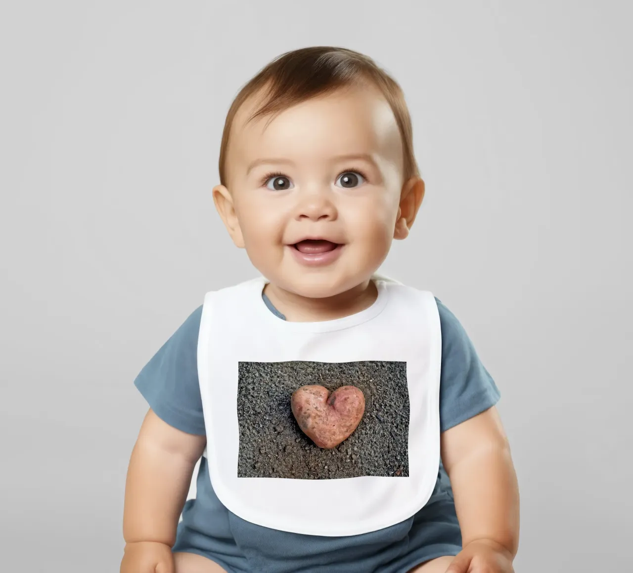 Simbolo di amore e nutrimento - Patata dolce a forma di cuore bavaglino da Curious Collections by Marielle Leenders