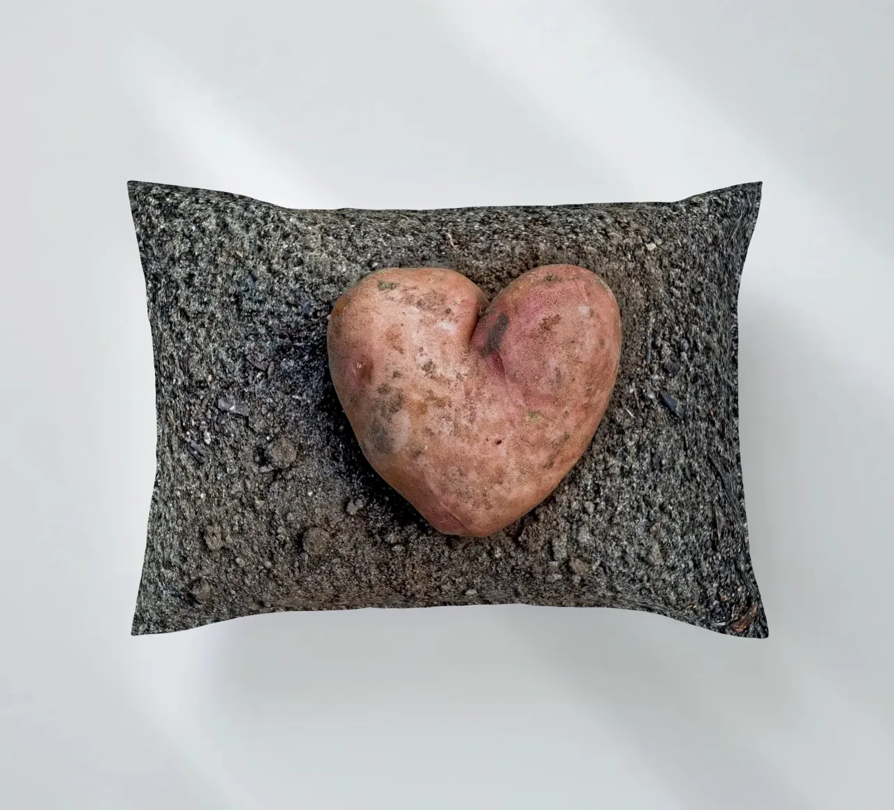 Simbolo di amore e nutrimento - Patata dolce a forma di cuore cuscino da Curious Collections by Marielle Leenders
