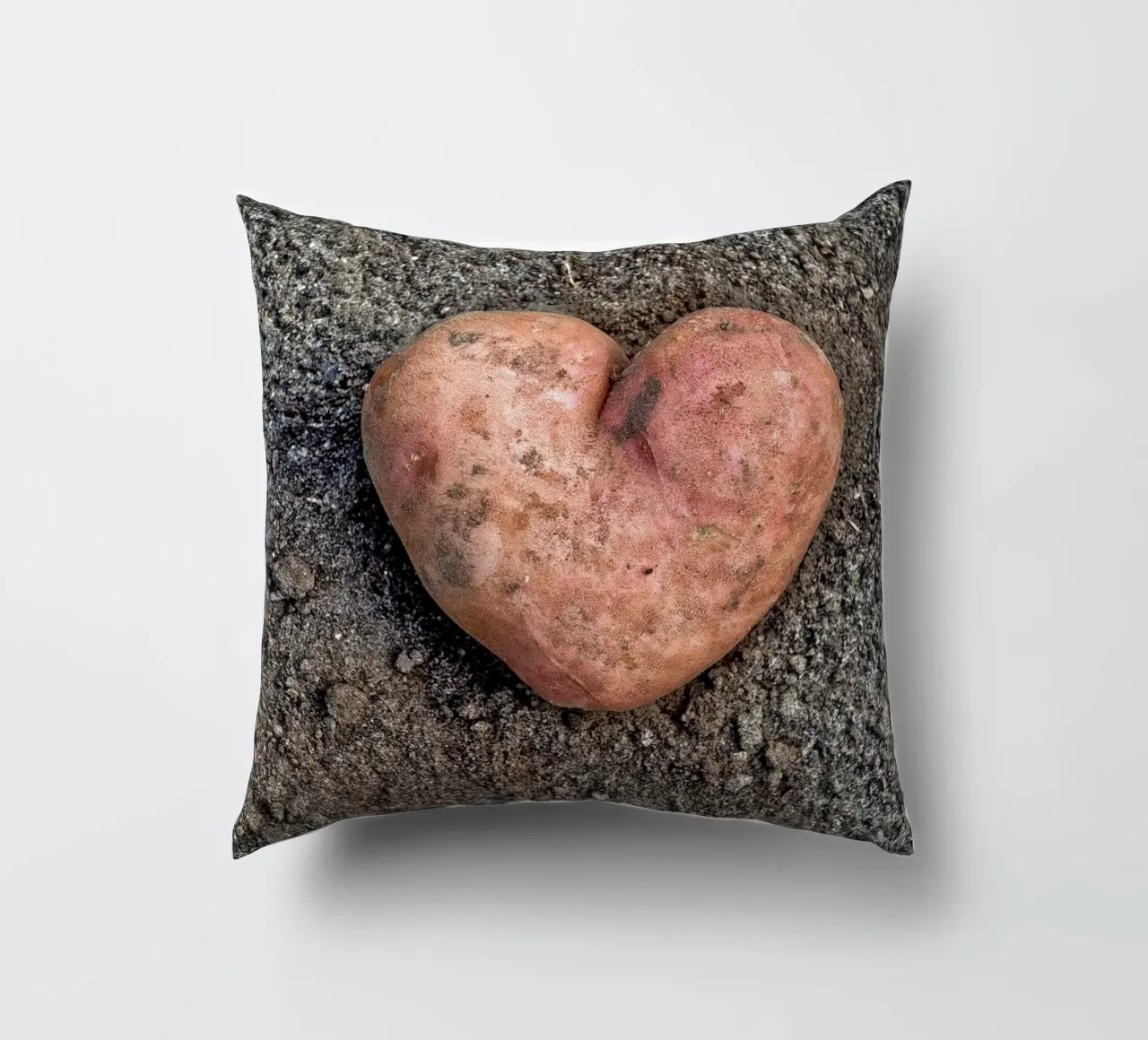 Simbolo di amore e nutrimento - Patata dolce a forma di cuore cuscino da Curious Collections by Marielle Leenders