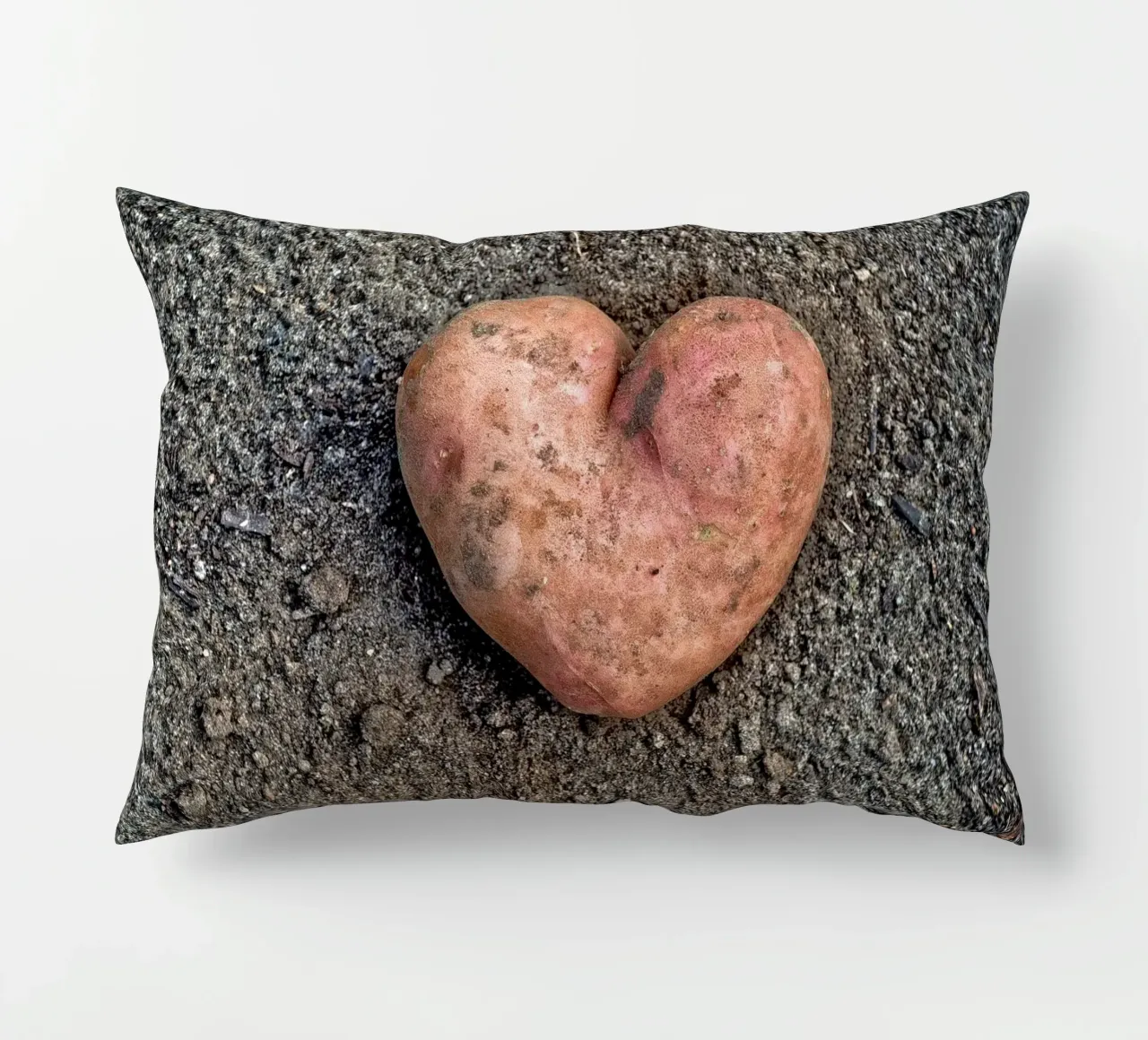 Simbolo di amore e nutrimento - Patata dolce a forma di cuore cuscino da Curious Collections by Marielle Leenders