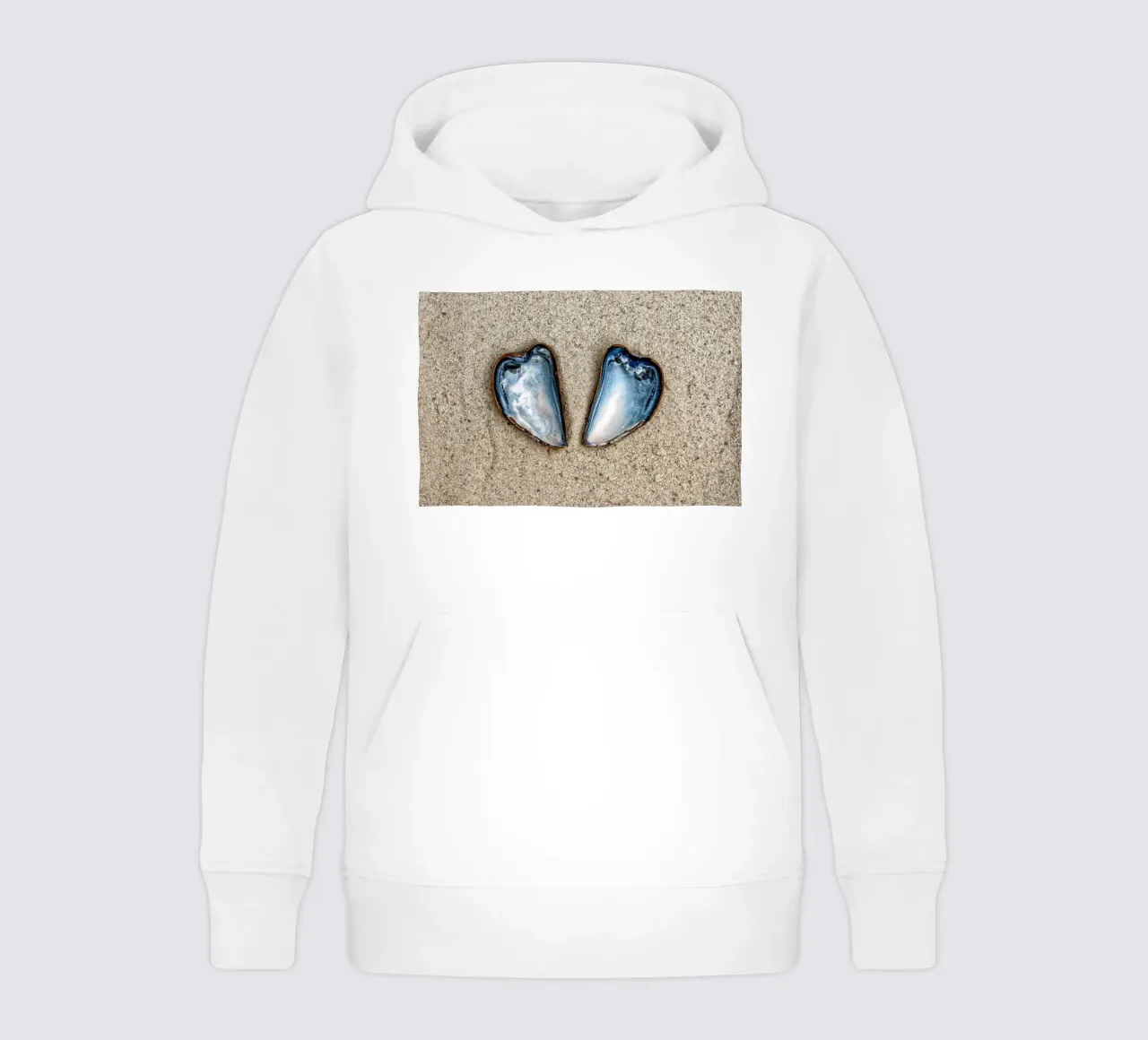 Een symbool van liefde en eenheid - Twee mosselen in de vorm van een hart kinder hoodie van Curious Collections by Marielle Leenders