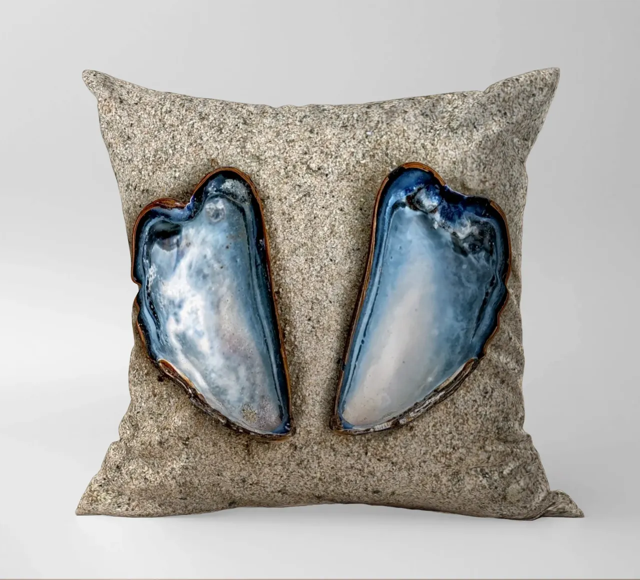 Simbolo di amore e unità - Due cozze a forma di cuore cuscino da Curious Collections by Marielle Leenders