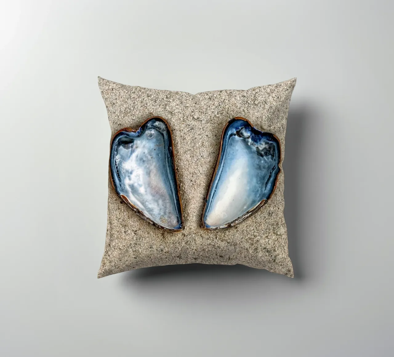 Simbolo di amore e unità - Due cozze a forma di cuore cuscino da Curious Collections by Marielle Leenders