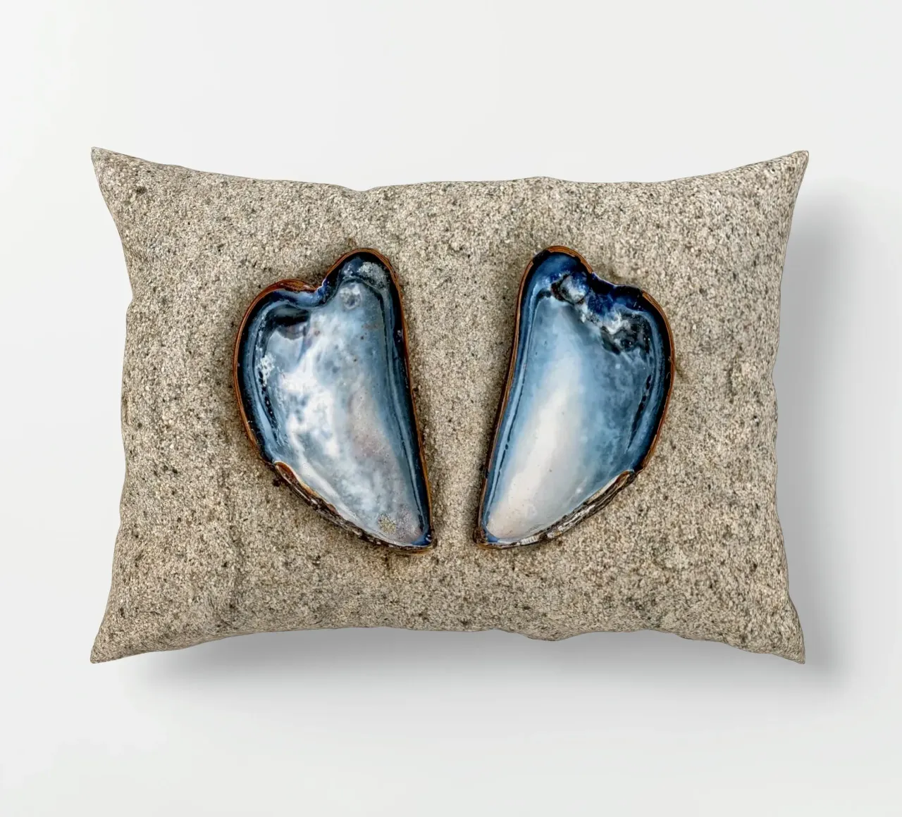 Simbolo di amore e unità - Due cozze a forma di cuore cuscino da Curious Collections by Marielle Leenders