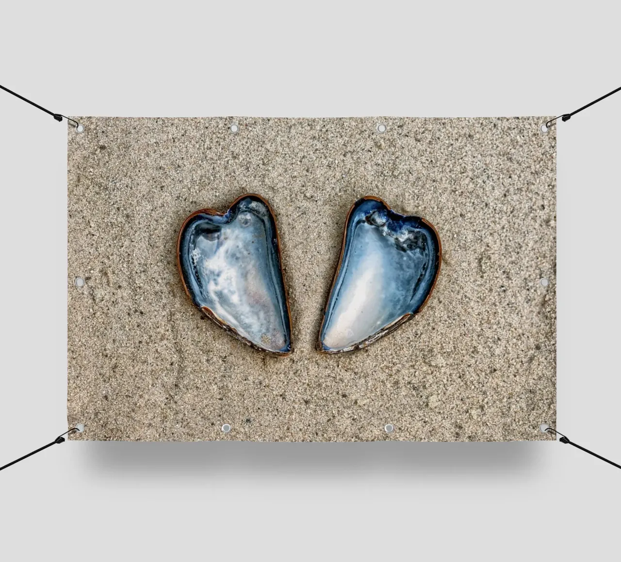 Un symbole d'amour et d'unité - Deux moules en forme de cœur bâche pvc de Curious Collections by Marielle Leenders