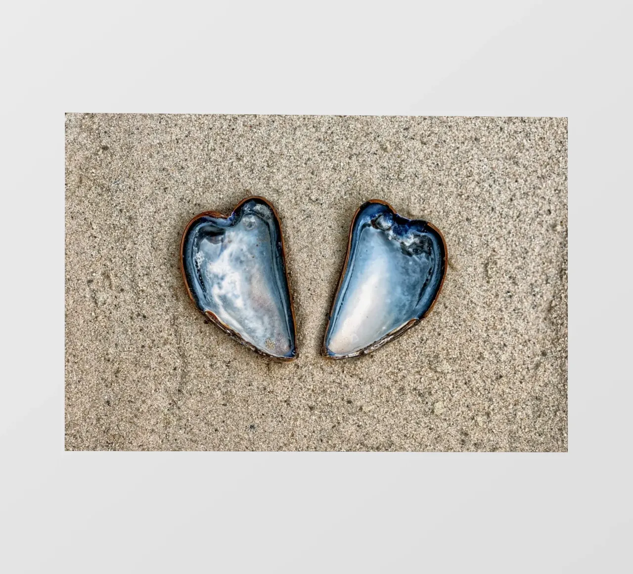 Un symbole d'amour et d'unité - Deux moules en forme de cœur bâche pvc de Curious Collections by Marielle Leenders