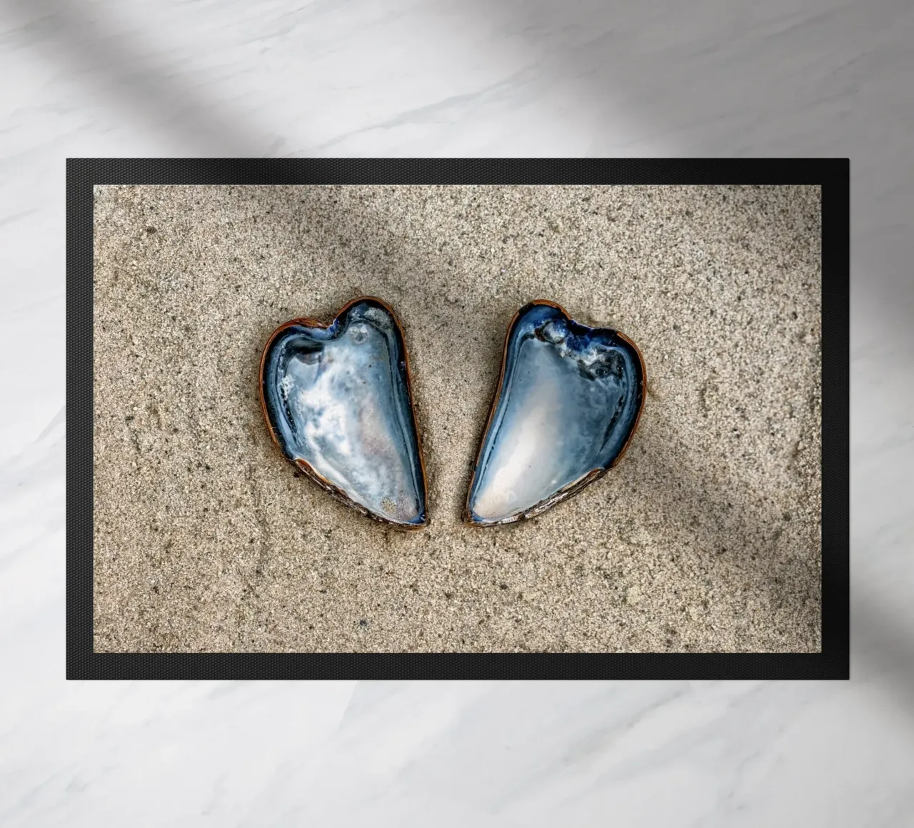 Simbolo di amore e unità - Due cozze a forma di cuore zerbino da Curious Collections by Marielle Leenders