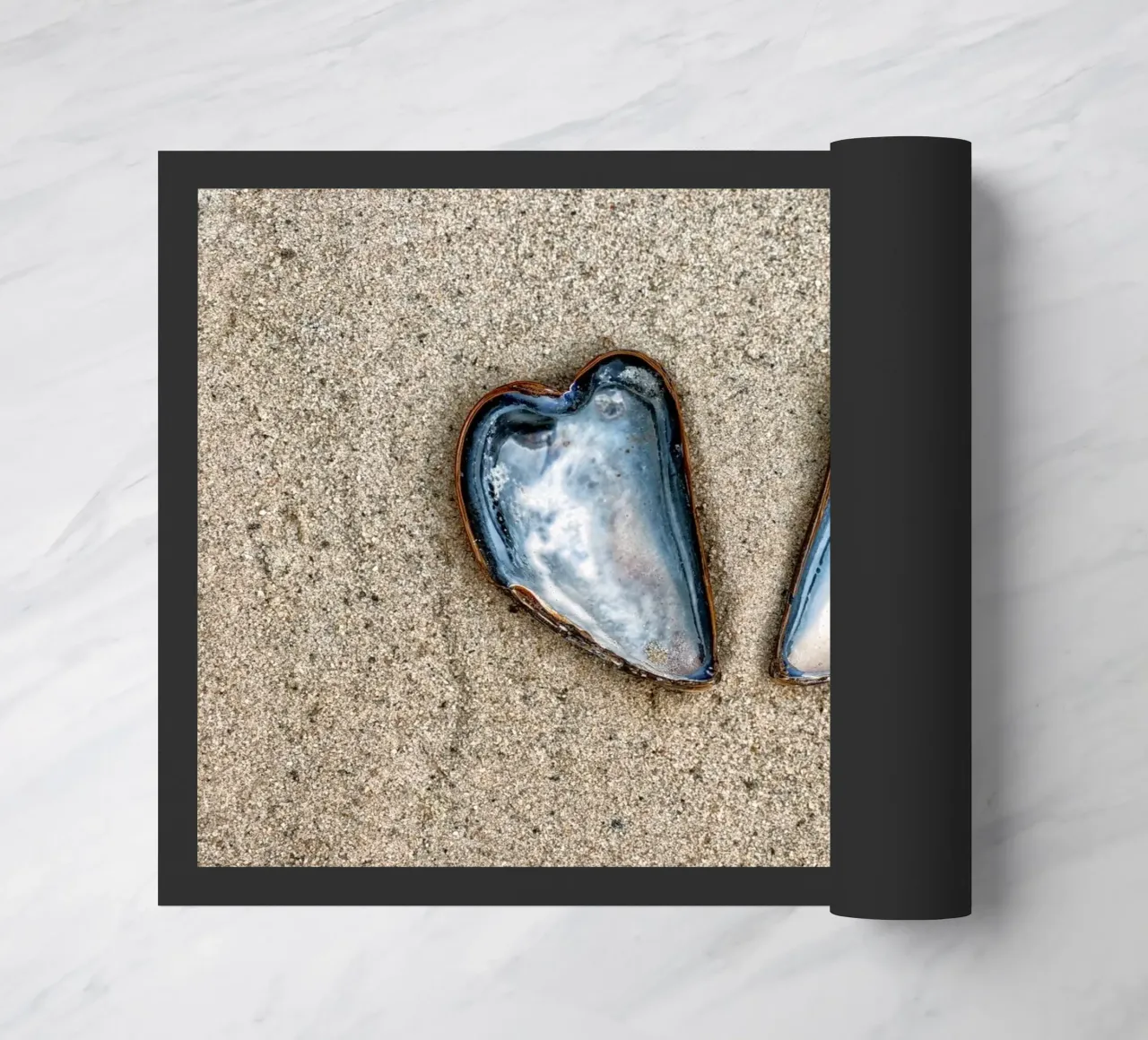 Simbolo di amore e unità - Due cozze a forma di cuore zerbino da Curious Collections by Marielle Leenders