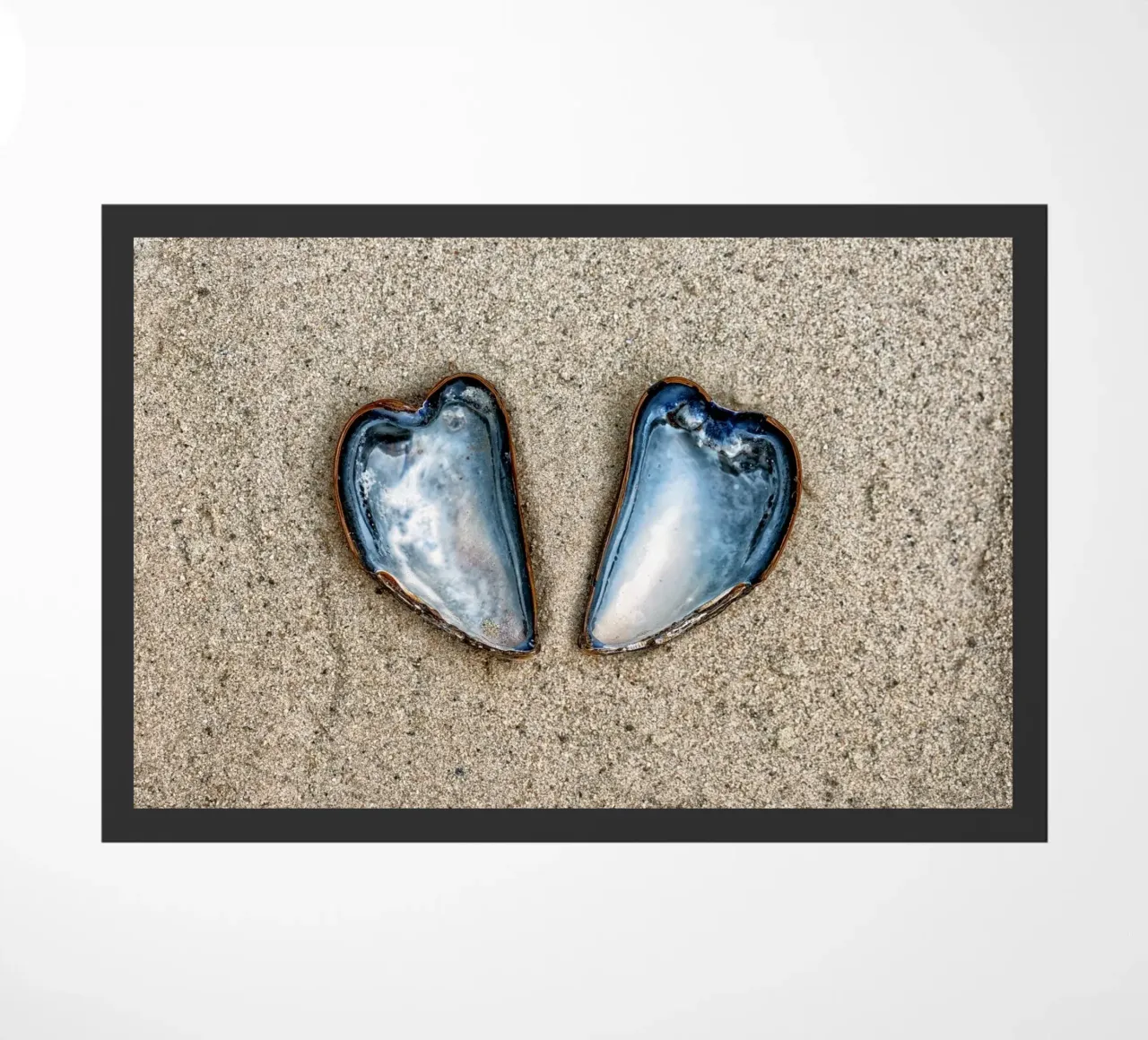 Simbolo di amore e unità - Due cozze a forma di cuore zerbino da Curious Collections by Marielle Leenders