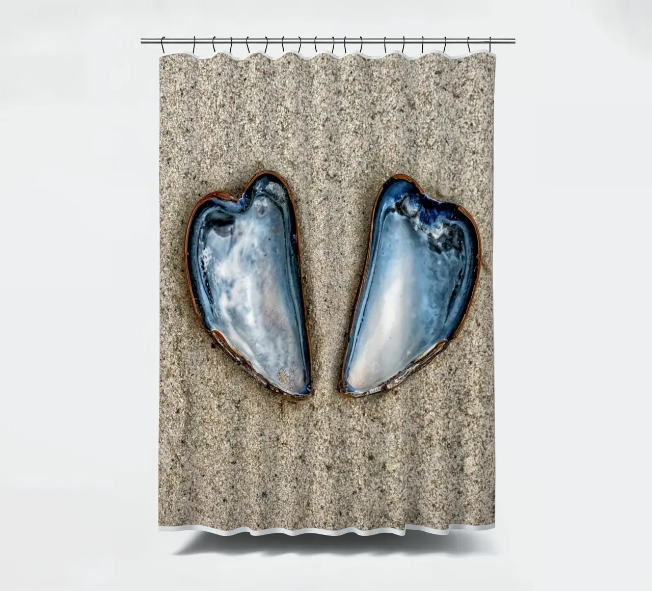 Simbolo di amore e unità - Due cozze a forma di cuore tenda da doccia da Curious Collections by Marielle Leenders