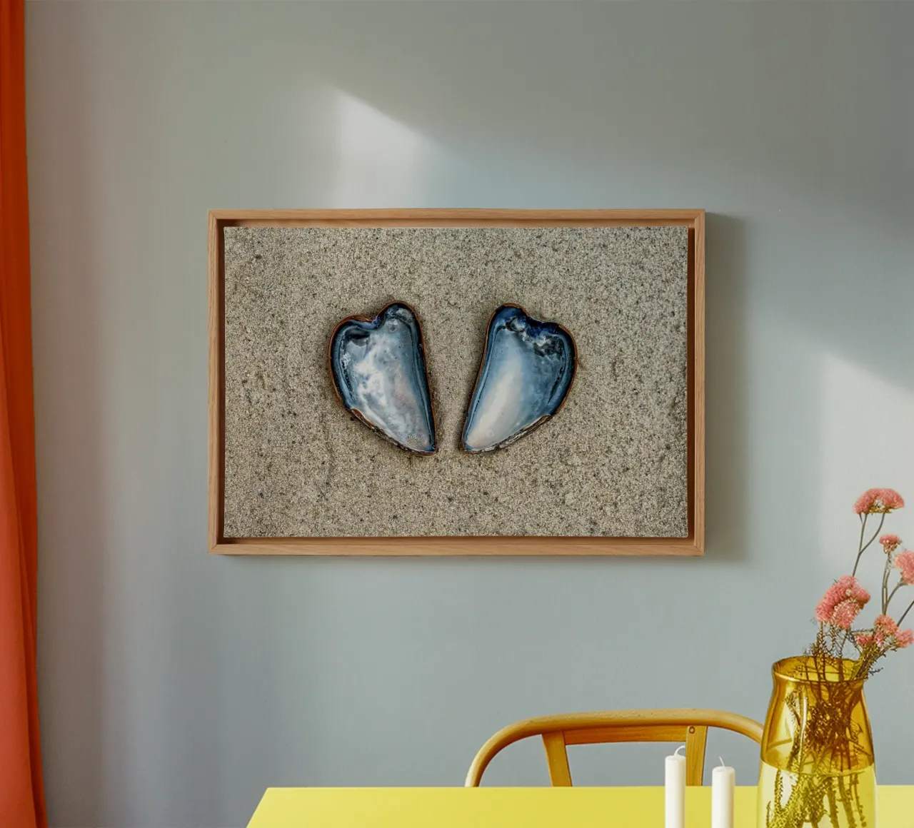Simbolo di amore e unità - Due cozze a forma di cuore tela con Cornice a cassetta da Curious Collections by Marielle Leenders