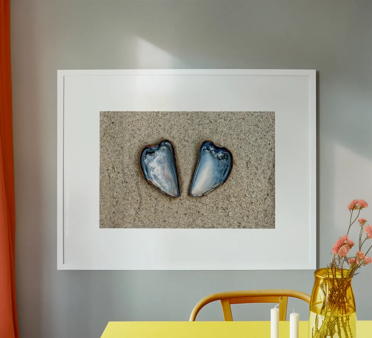 Un symbole d'amour et d'unité - Deux moules en forme de cœur poster de Curious Collections by Marielle Leenders