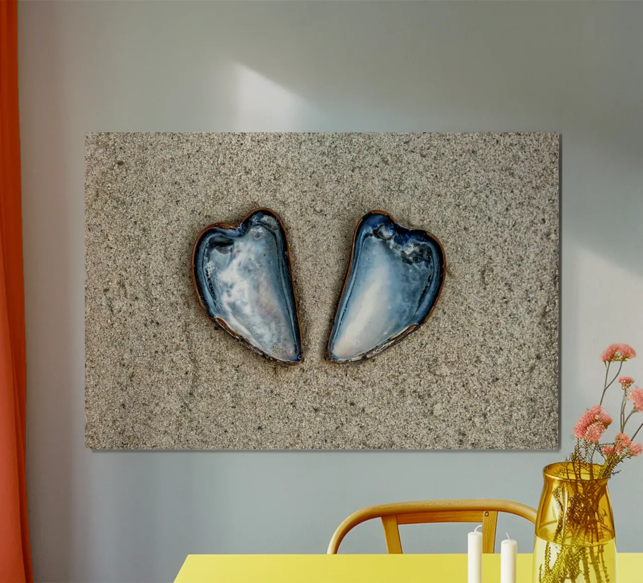 Un symbole d'amour et d'unité - Deux moules en forme de cœur poster de Curious Collections by Marielle Leenders