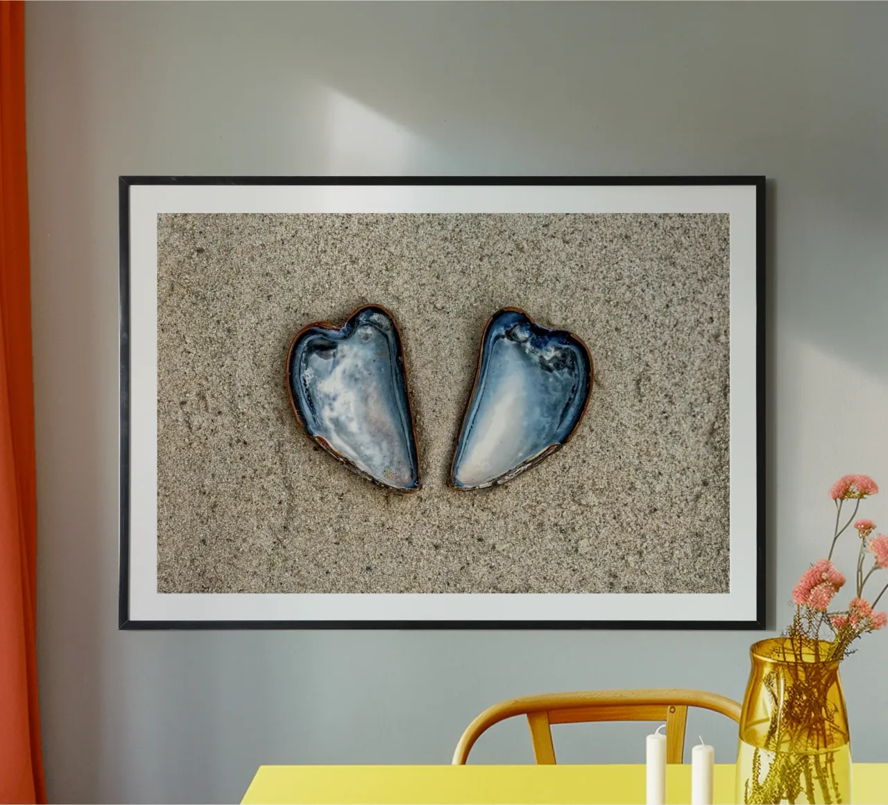 Un symbole d'amour et d'unité - Deux moules en forme de cœur poster de Curious Collections by Marielle Leenders