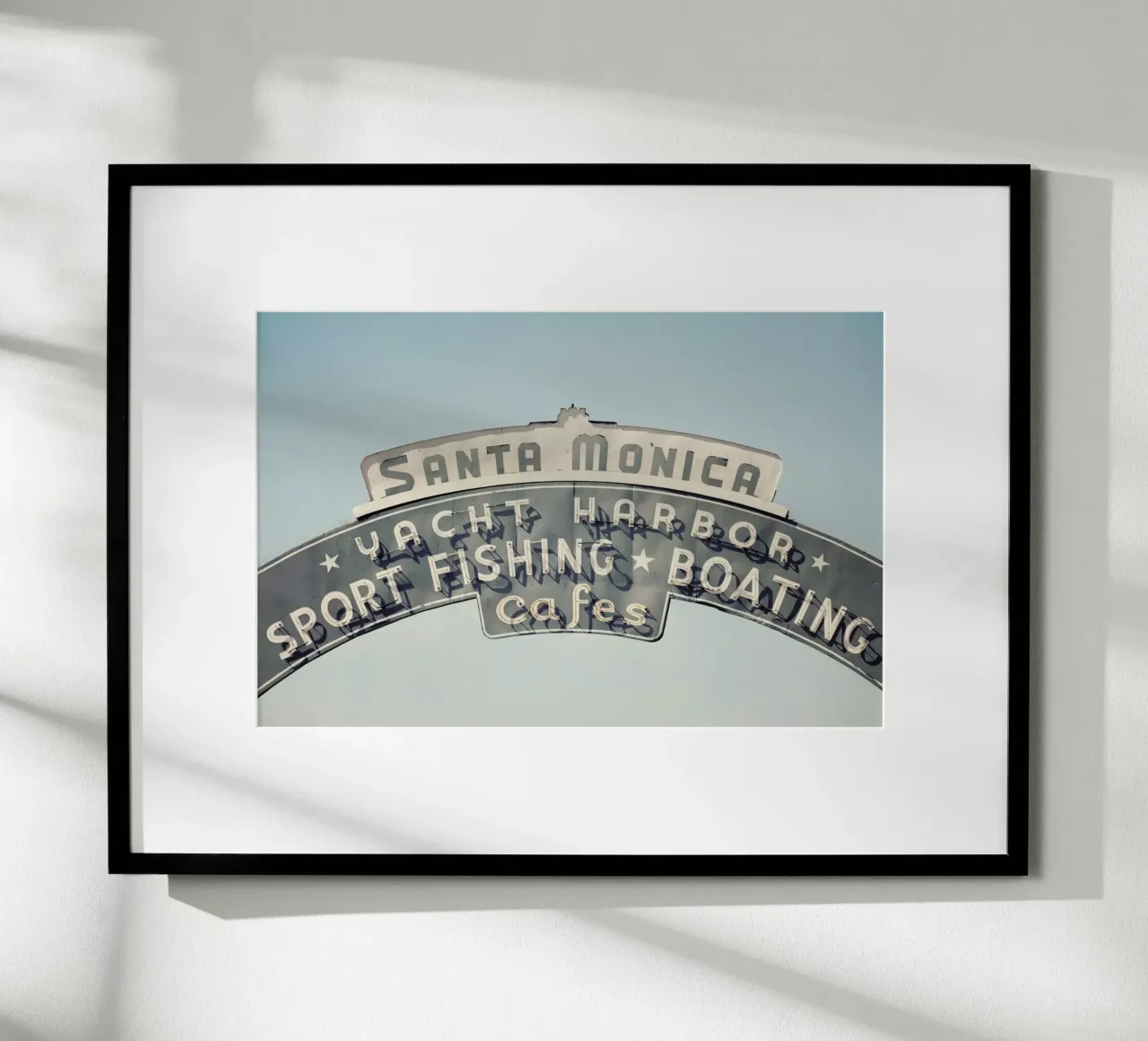 Santa Monica poster con telaio in alluminio da Catherine McDonald