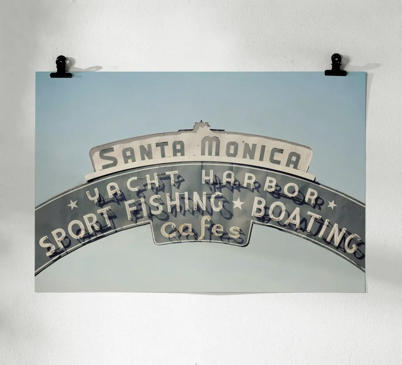 Santa Monica poster con telaio in alluminio da Catherine McDonald