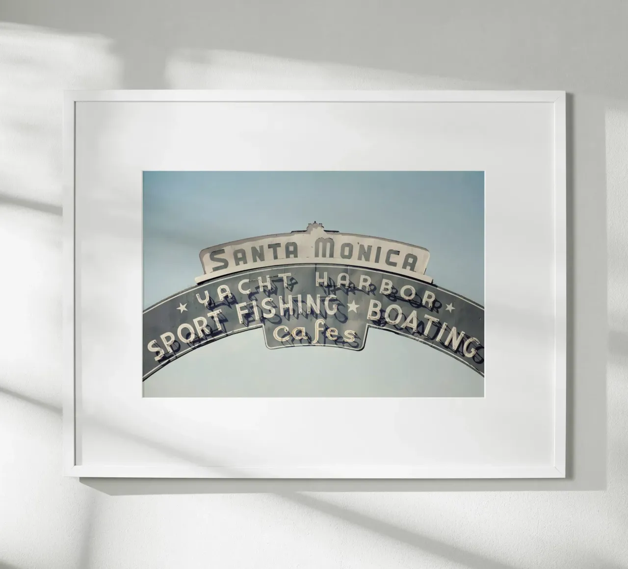 Santa Monica poster con telaio in alluminio da Catherine McDonald
