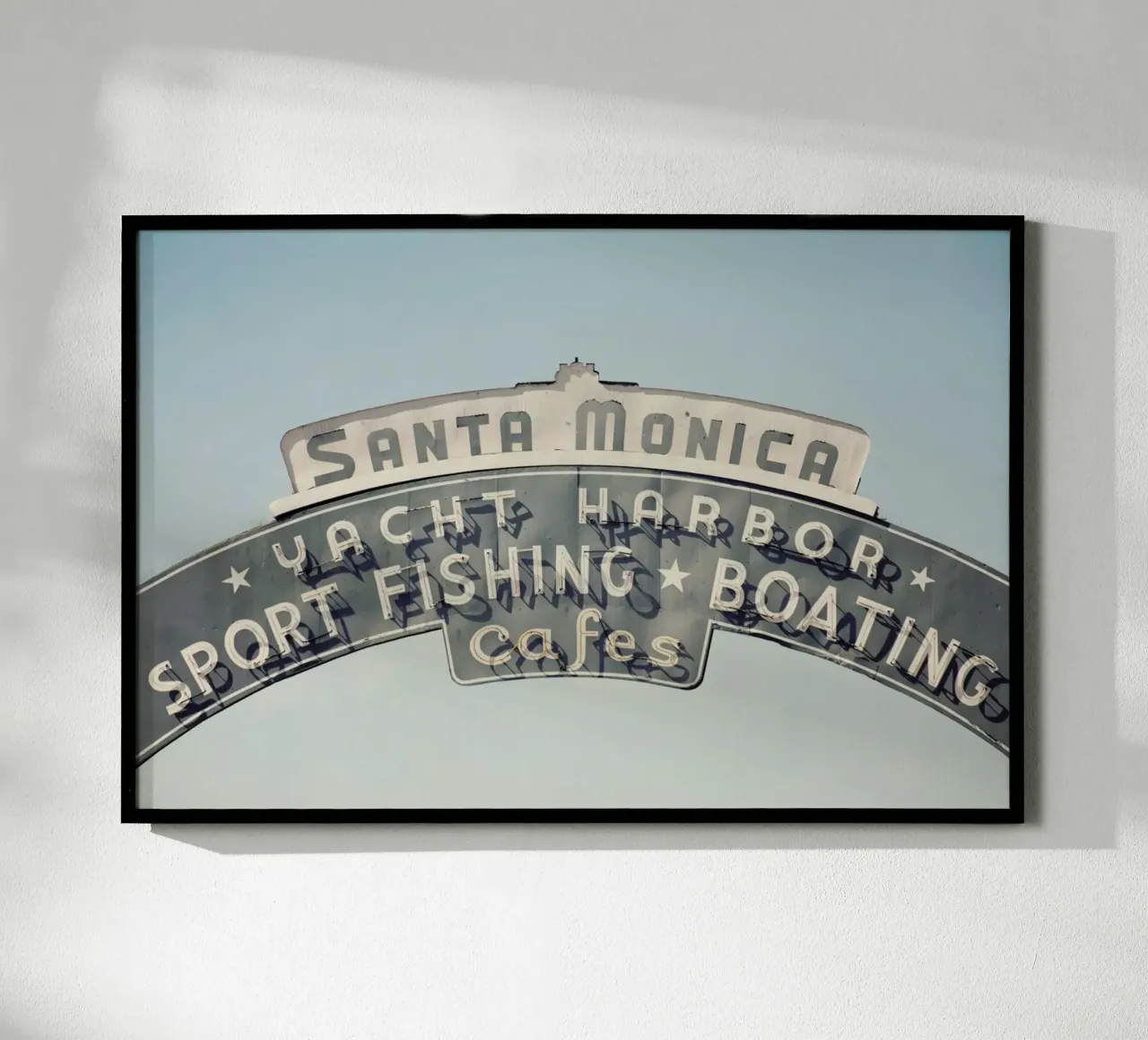 Santa Monica poster con telaio in alluminio da Catherine McDonald