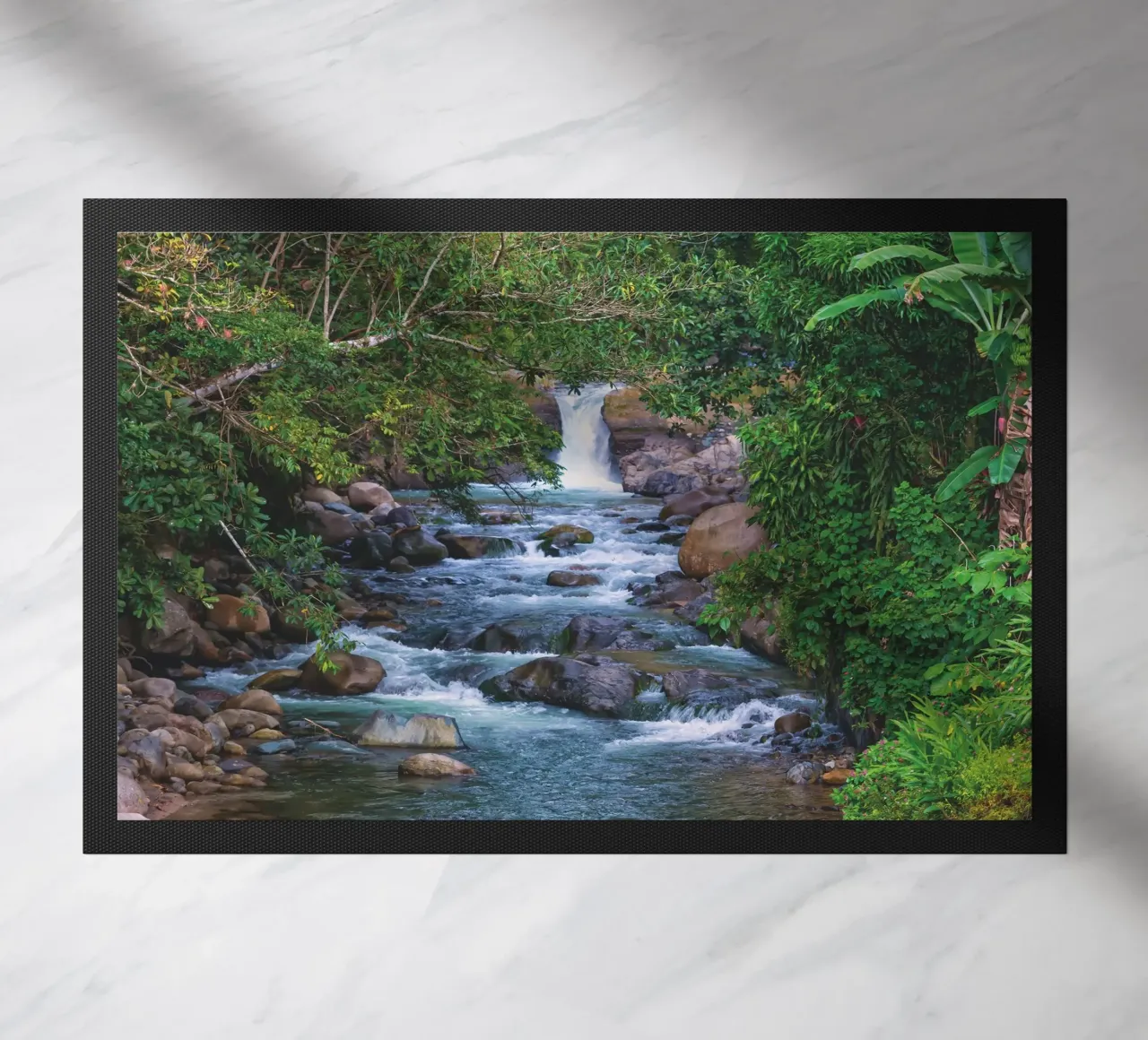 Un joyau caché de la nature - Une cascade sereine dans la jungle paillasson de Curious Collections by Marielle Leenders