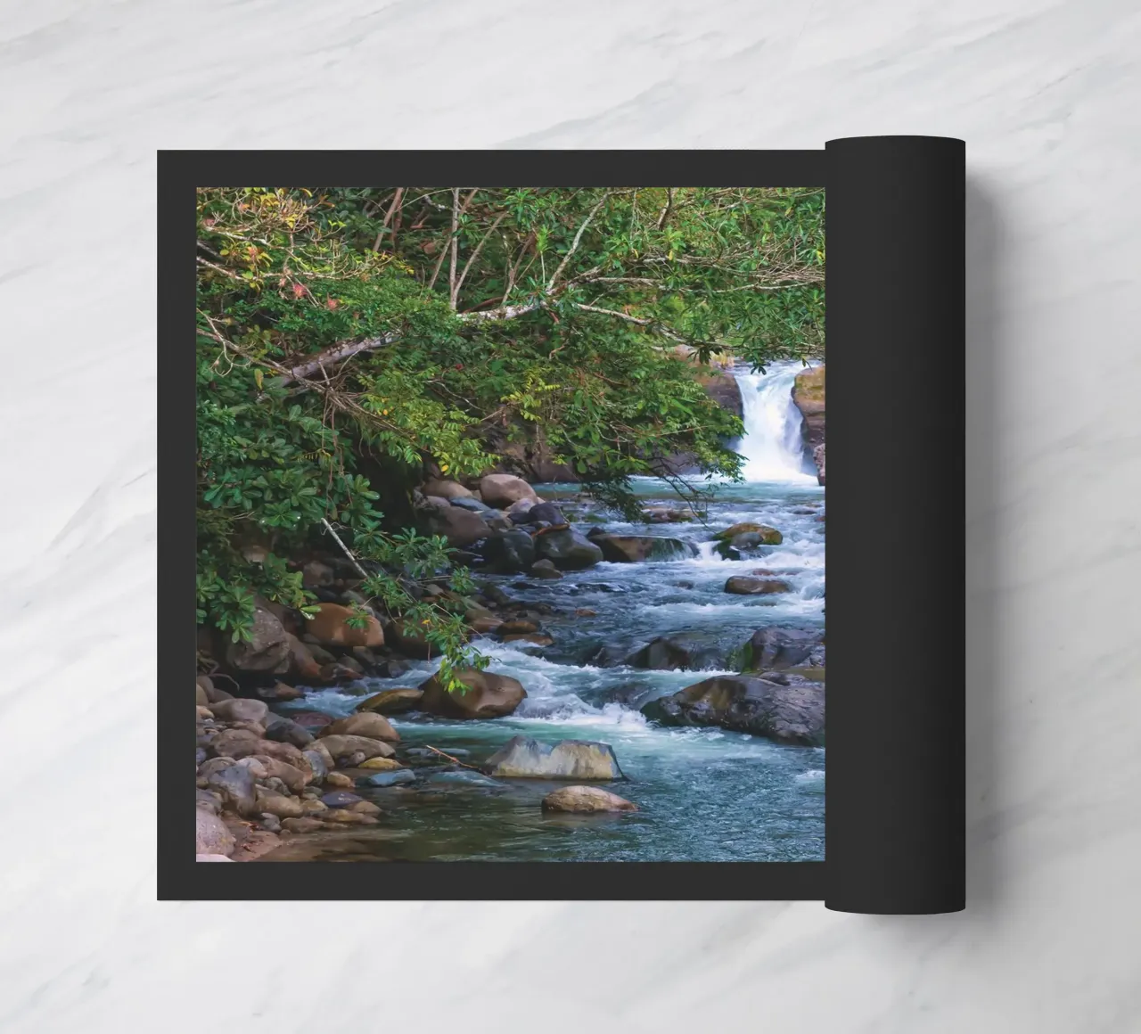 Un joyau caché de la nature - Une cascade sereine dans la jungle paillasson de Curious Collections by Marielle Leenders
