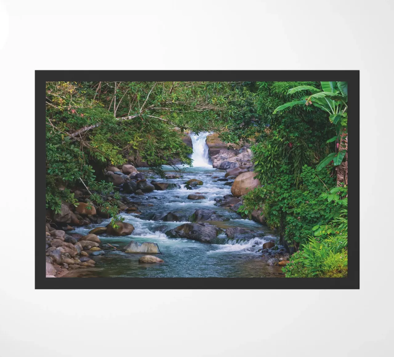 Un joyau caché de la nature - Une cascade sereine dans la jungle paillasson de Curious Collections by Marielle Leenders