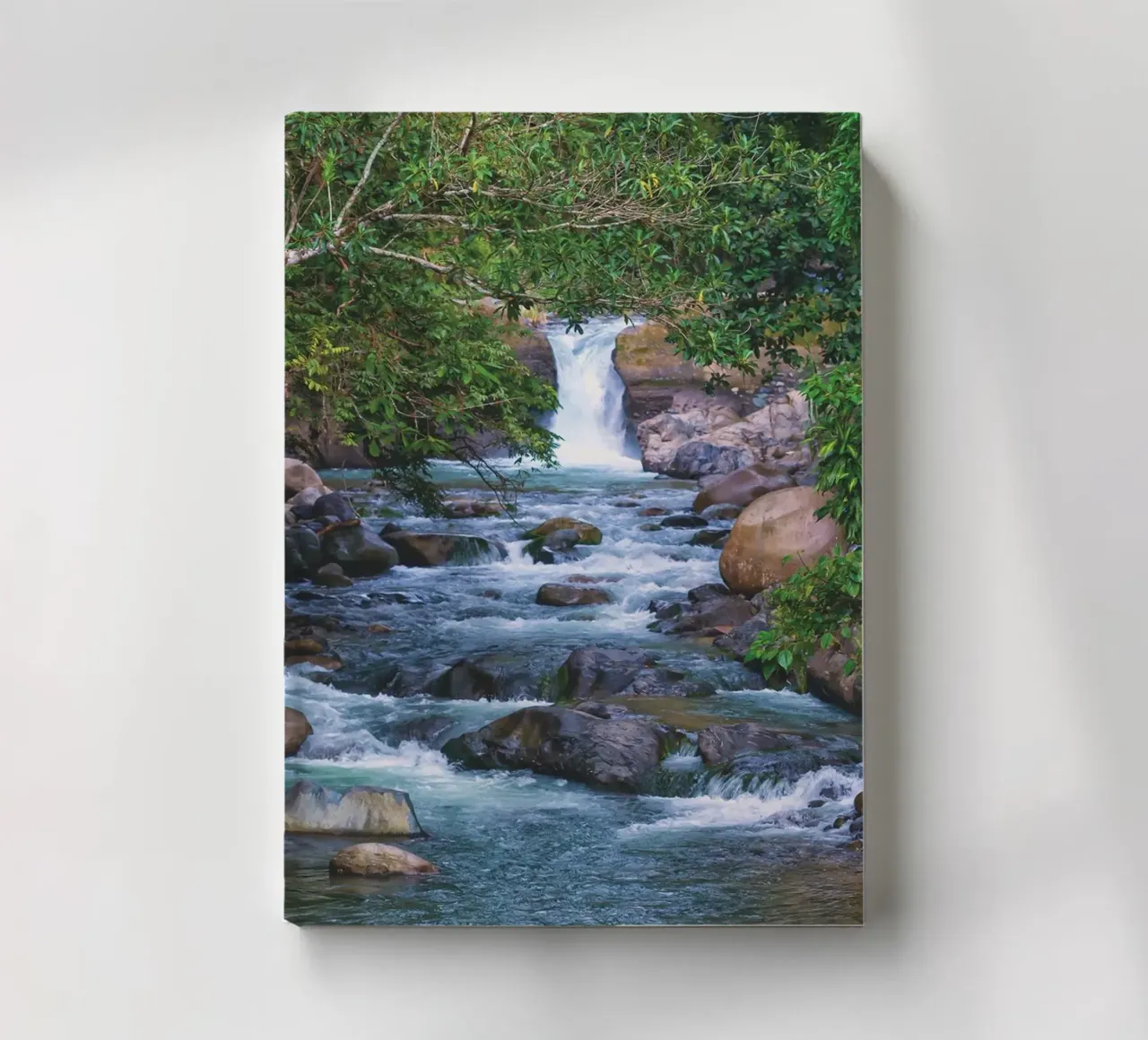 Un joyau caché de la nature - Une cascade sereine dans la jungle carnet de notes de Curious Collections by Marielle Leenders
