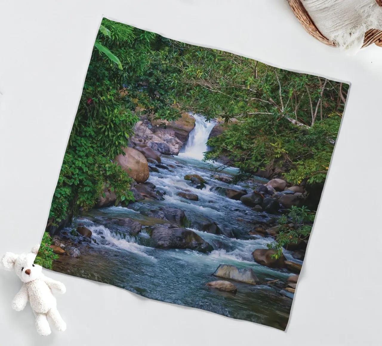 Un joyau caché de la nature - Une cascade sereine dans la jungle plaid polaire de Curious Collections by Marielle Leenders