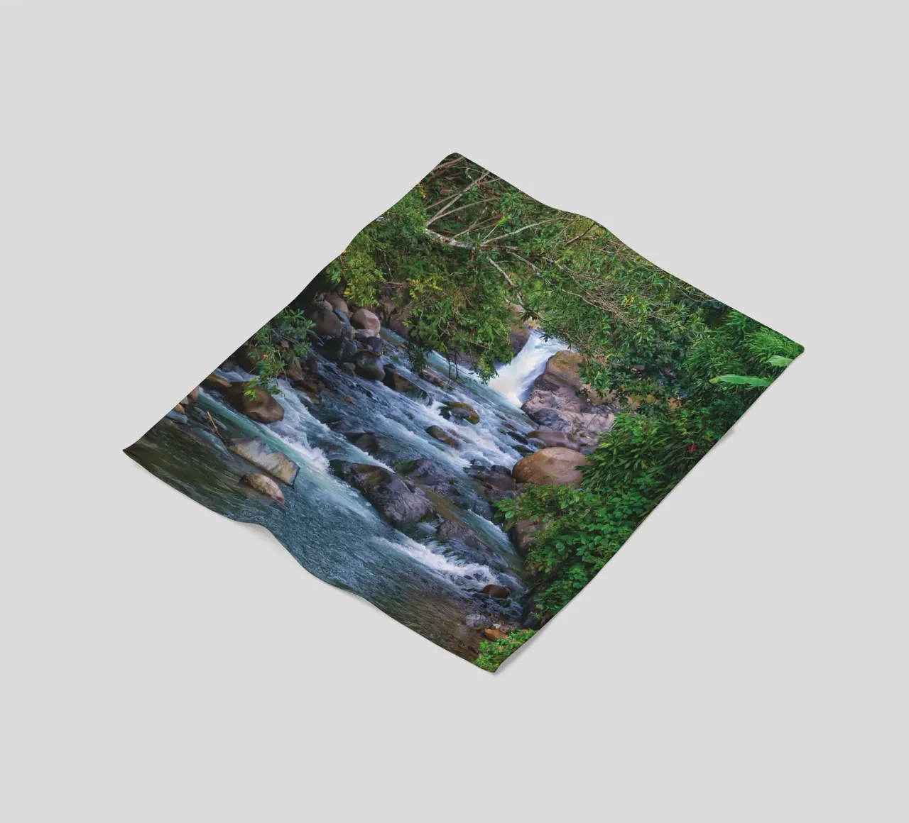 Un joyau caché de la nature - Une cascade sereine dans la jungle plaid polaire de Curious Collections by Marielle Leenders
