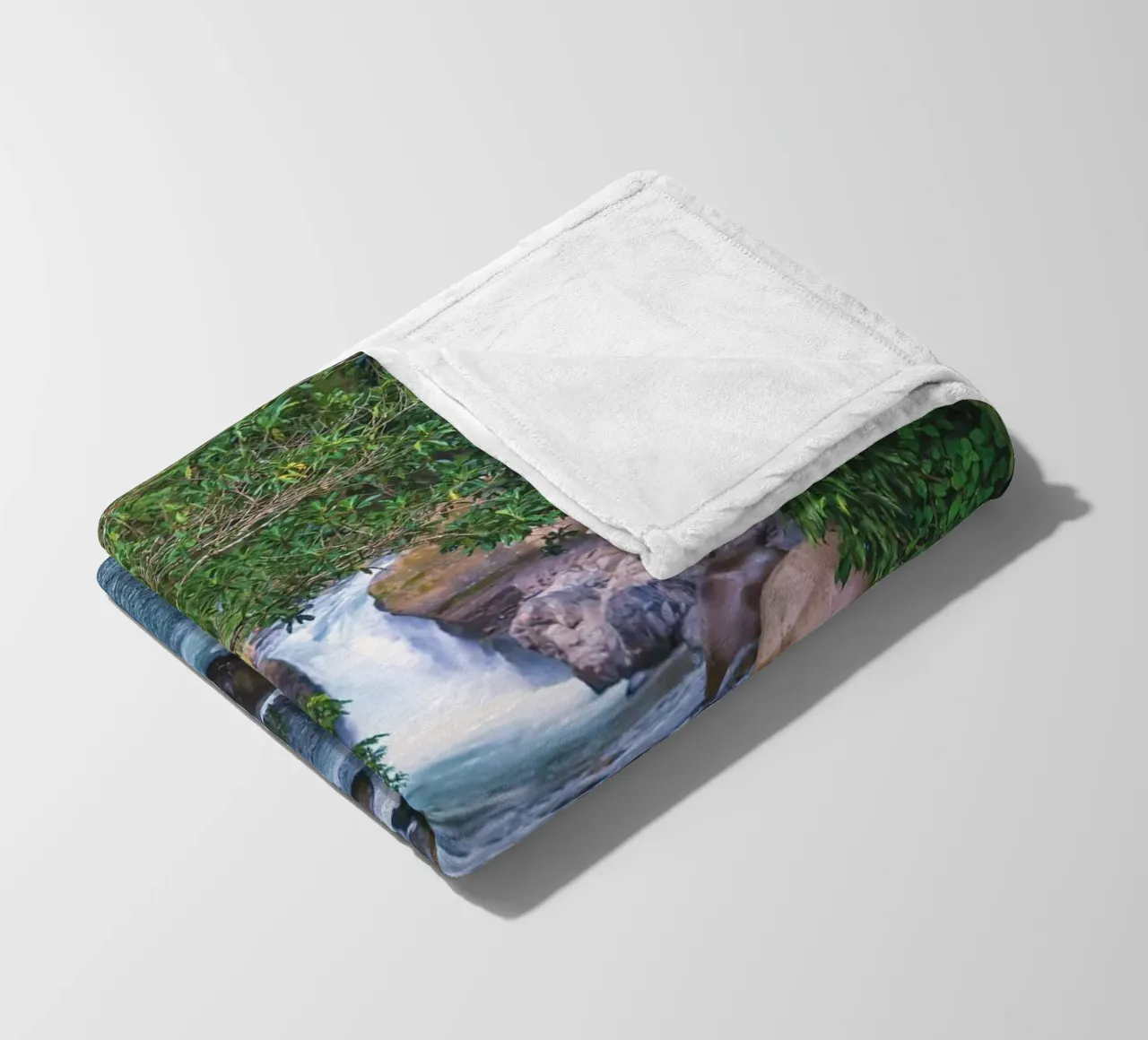Un joyau caché de la nature - Une cascade sereine dans la jungle plaid polaire de Curious Collections by Marielle Leenders