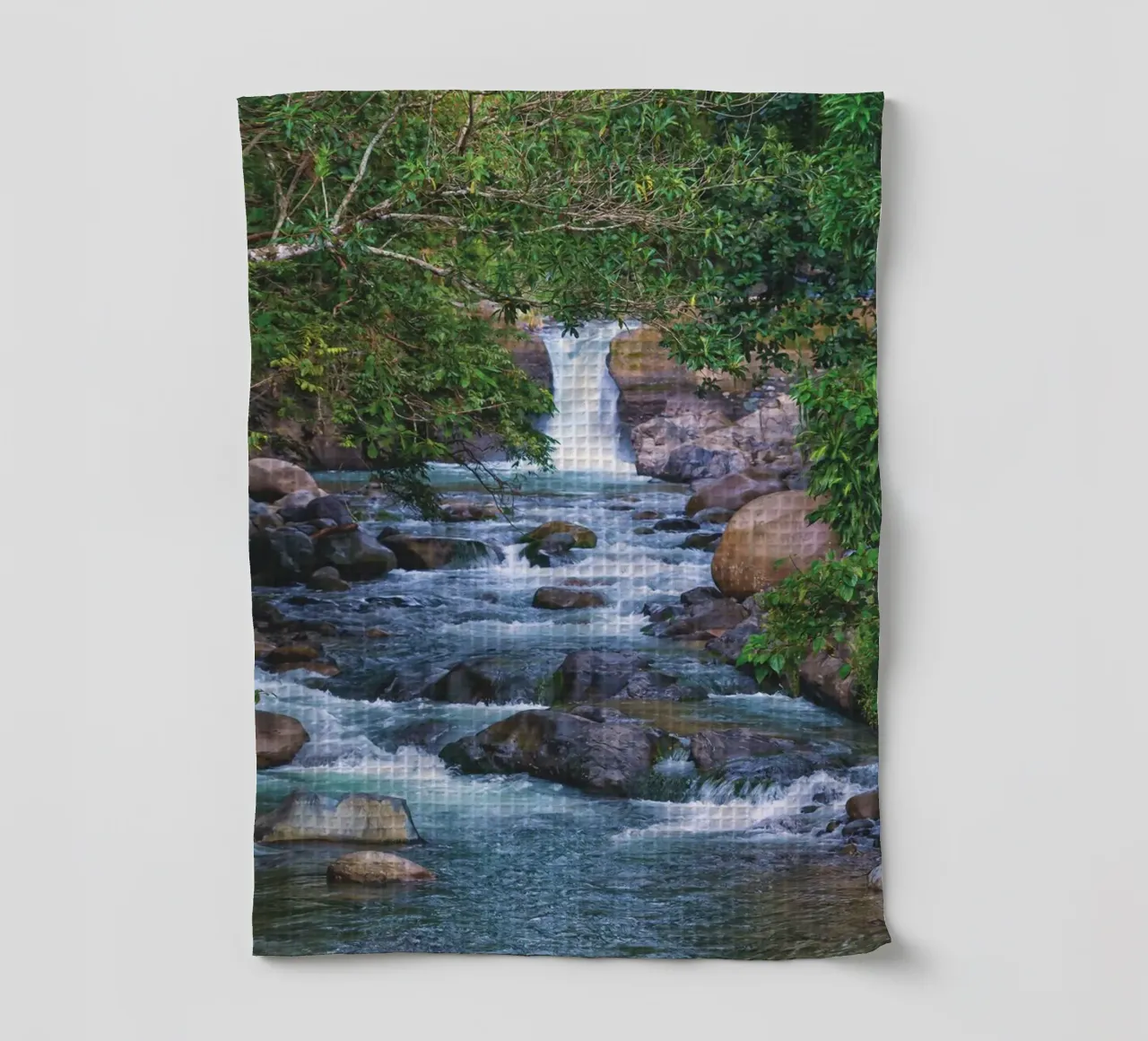 Un joyau caché de la nature - Une cascade sereine dans la jungle torchon de Curious Collections by Marielle Leenders