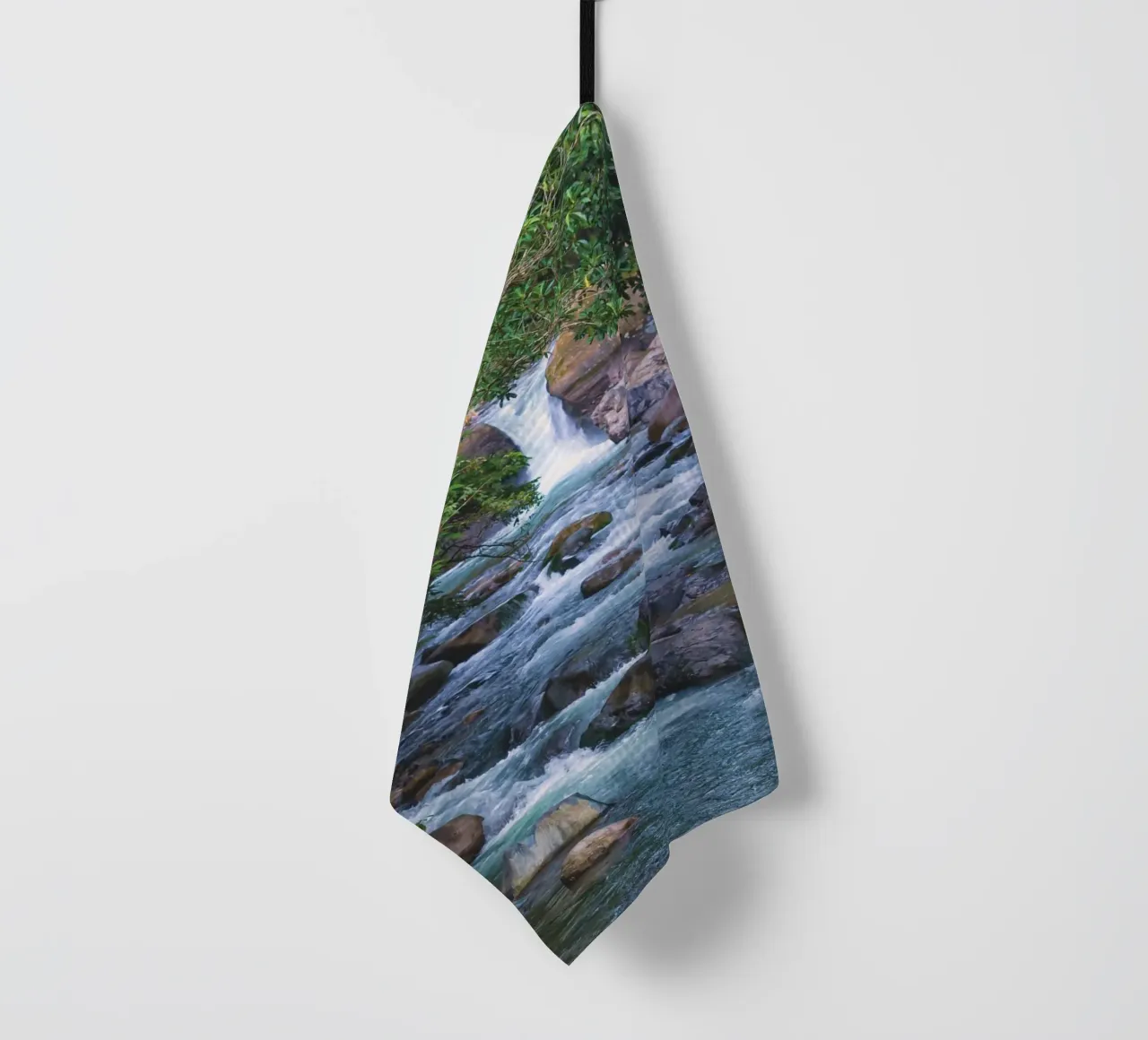 Un joyau caché de la nature - Une cascade sereine dans la jungle torchon de Curious Collections by Marielle Leenders
