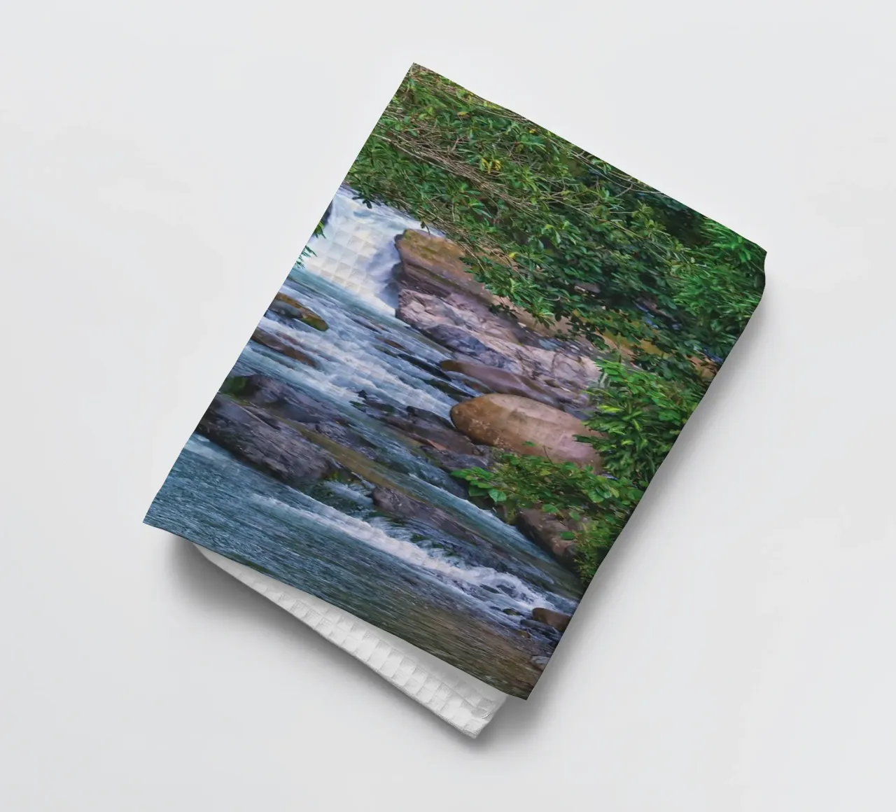 Un joyau caché de la nature - Une cascade sereine dans la jungle torchon de Curious Collections by Marielle Leenders