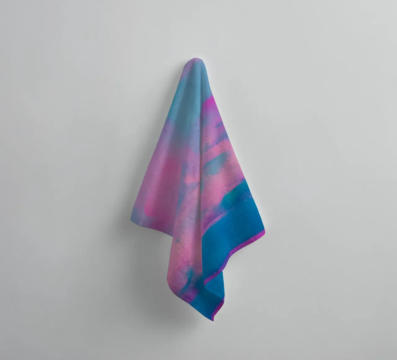 Kleurrijke abstracte print - Blauw & roze badhanddoek van FABOArt