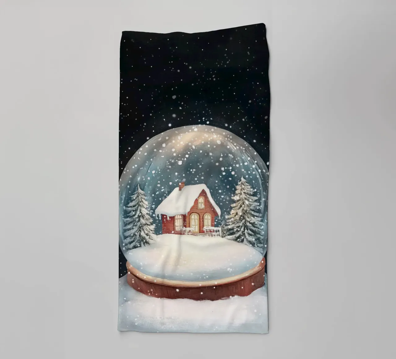 Globo di neve della casa d'inverno asciugamano da bagno da Melloi Art Print