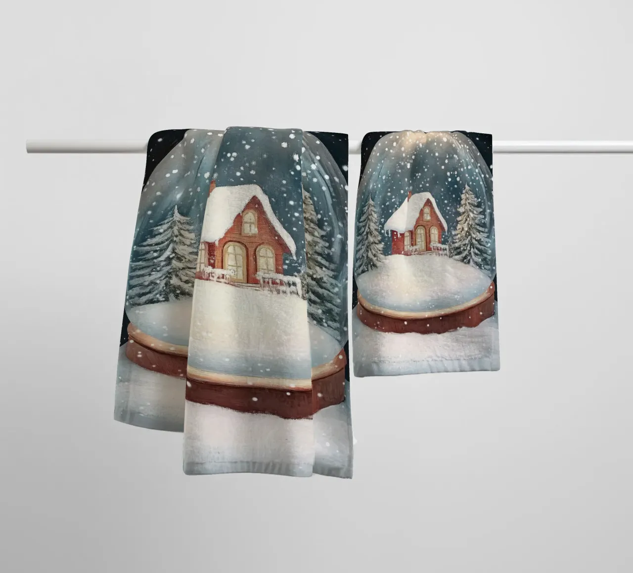 Globo di neve della casa d'inverno asciugamano da bagno da Melloi Art Print