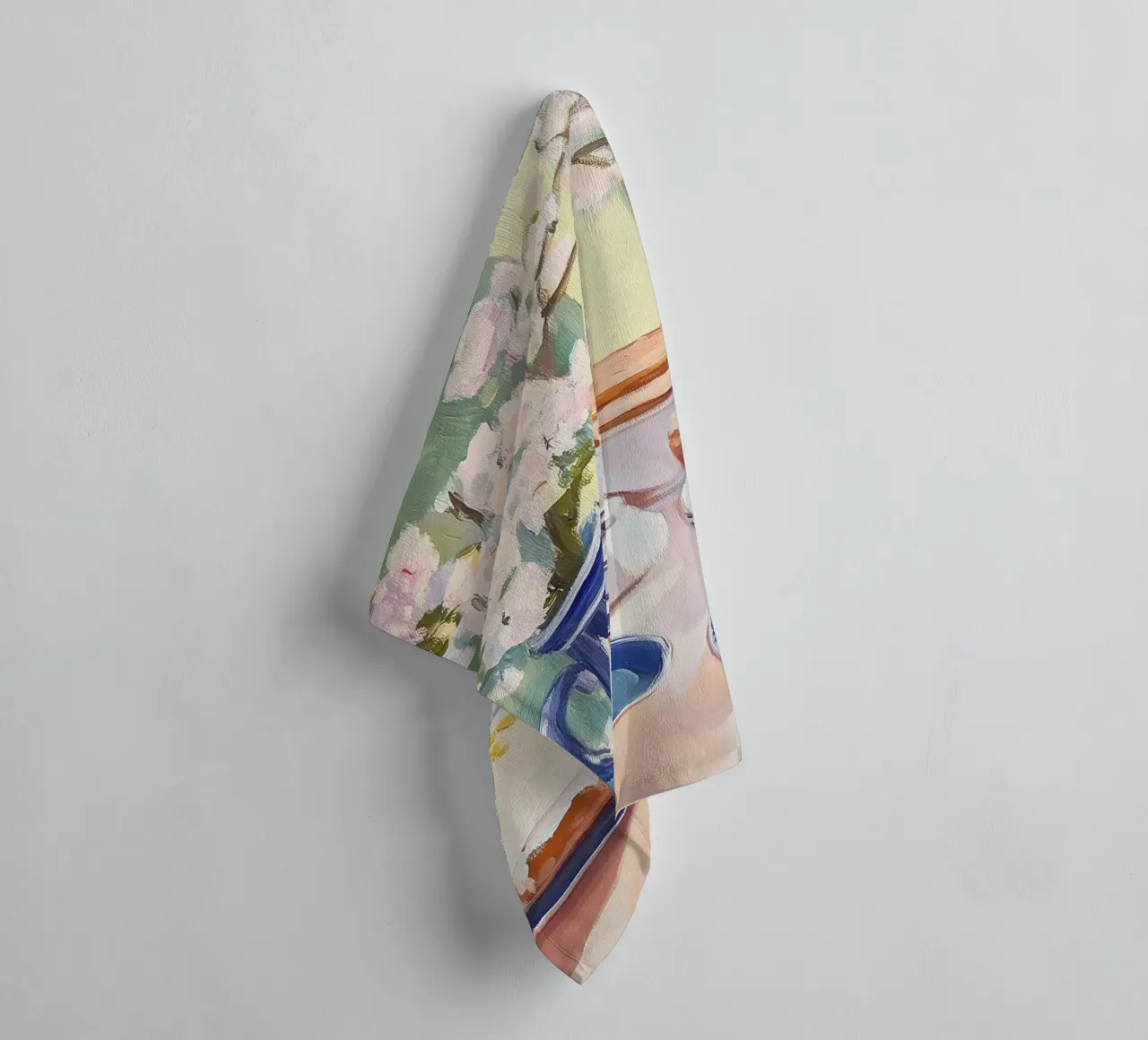 Tavolo della colazione con fiori e succo fresco asciugamano da bagno da Melloi Art Print