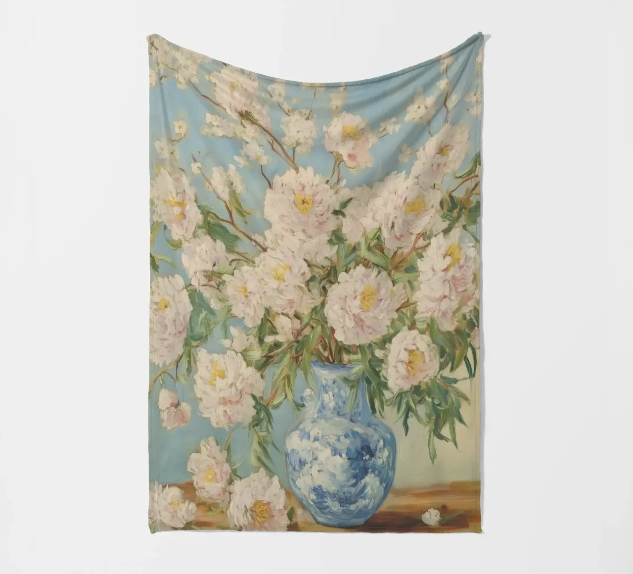 Peonie bianche in vaso blu coperta in pile da Melloi Art Print