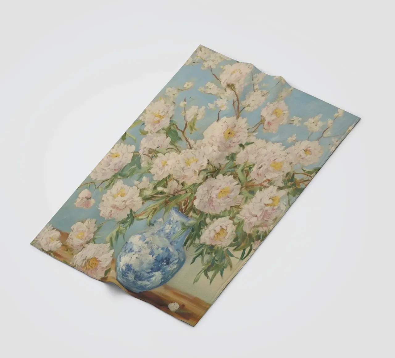 Peonie bianche in vaso blu coperta in pile da Melloi Art Print