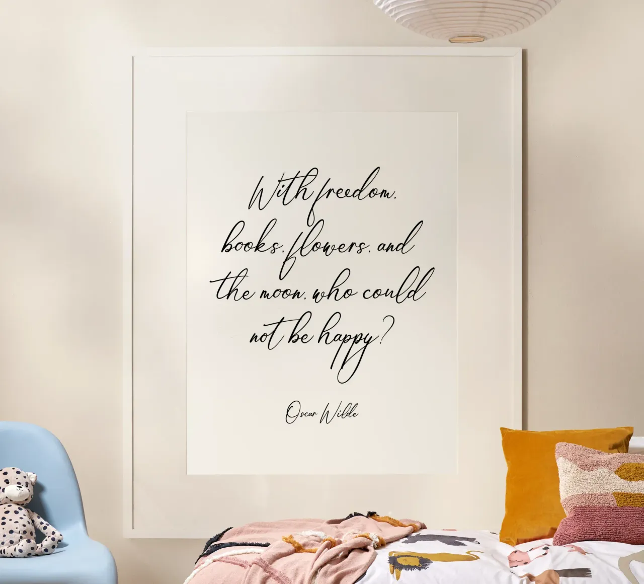 Con la libertà, i libri, i fiori e la luna citazione poster con telaio in legno da Paigaam Studio