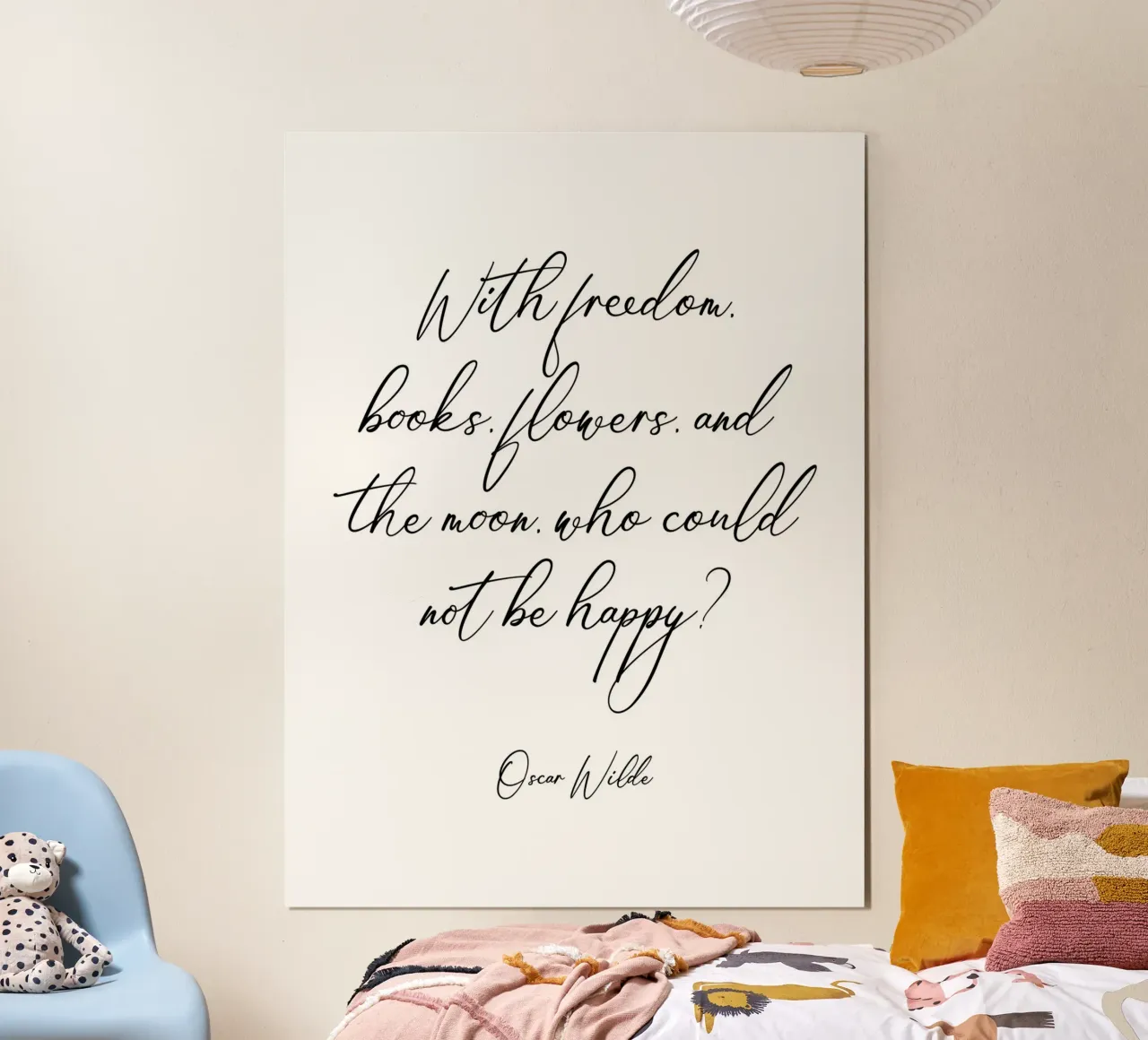 Con la libertà, i libri, i fiori e la luna citazione poster con telaio in legno da Paigaam Studio