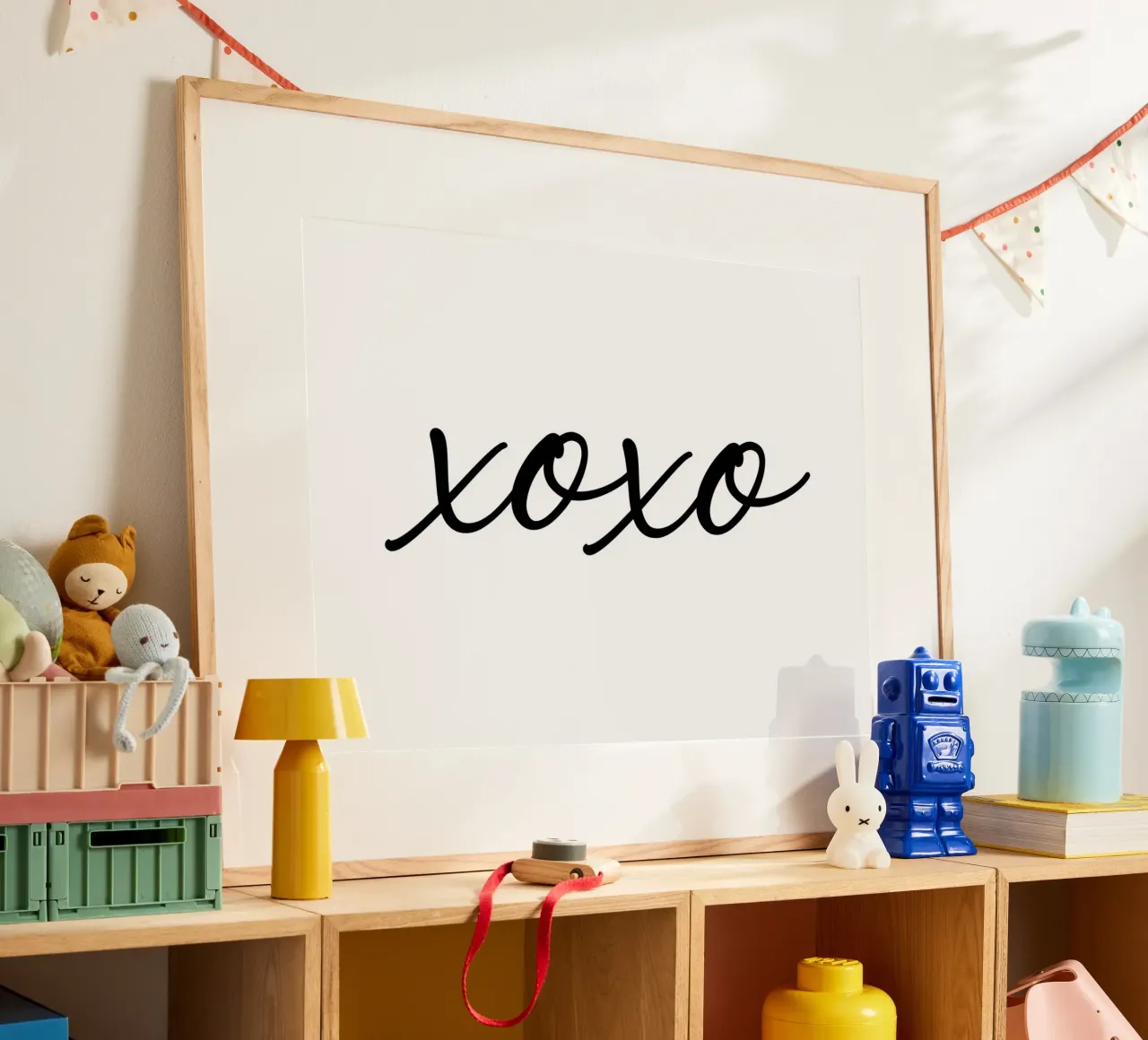 xoxo (abbracci e baci) poster con telaio in plastica da Paigaam Studio