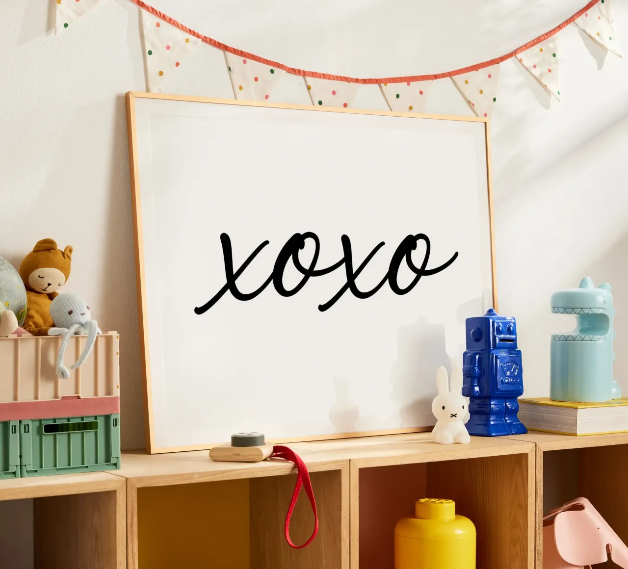 xoxo (abbracci e baci) poster con telaio in plastica da Paigaam Studio