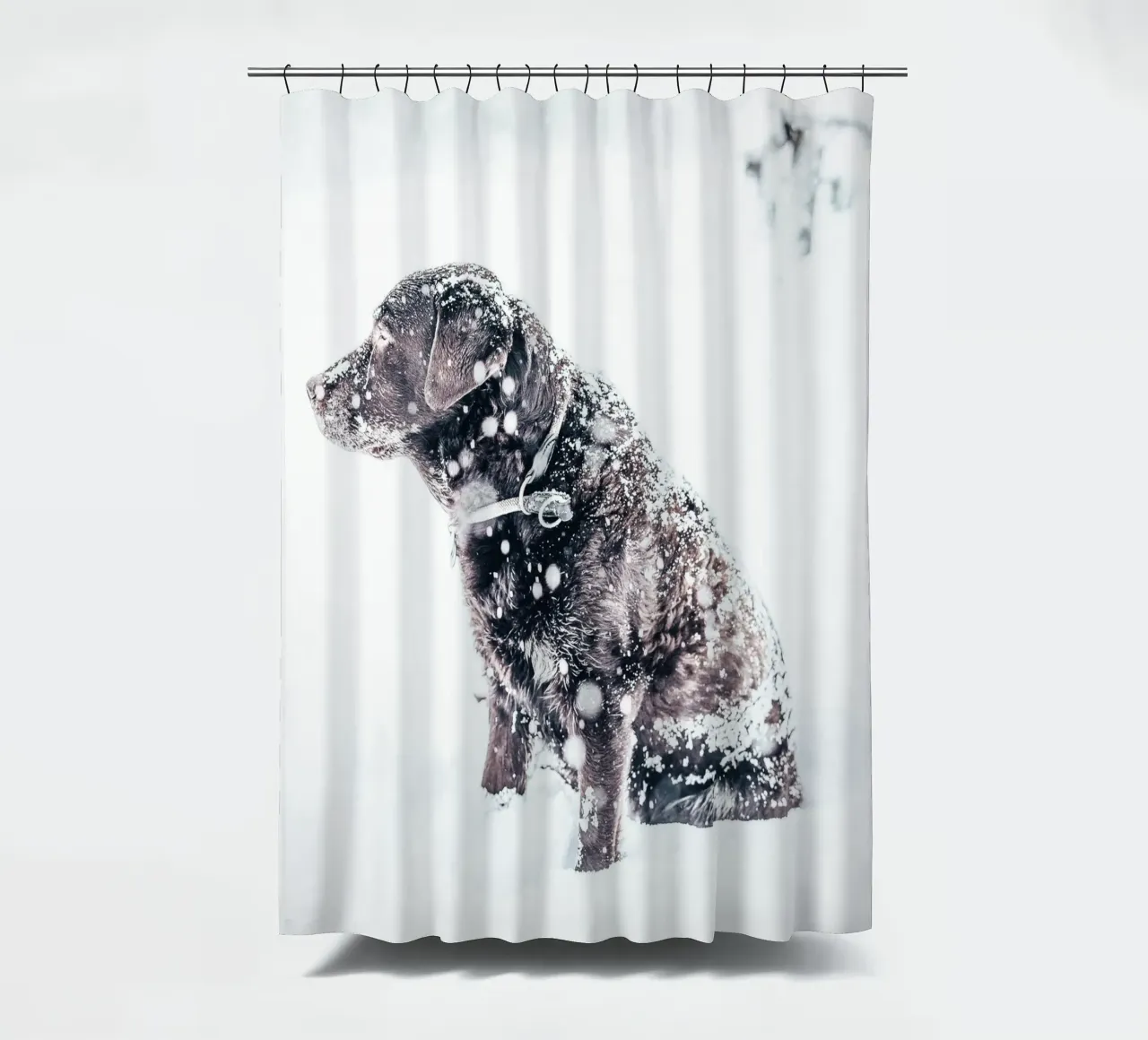 Perro de invierno - Lealtad en la nieve cortina de baño de Whole©
