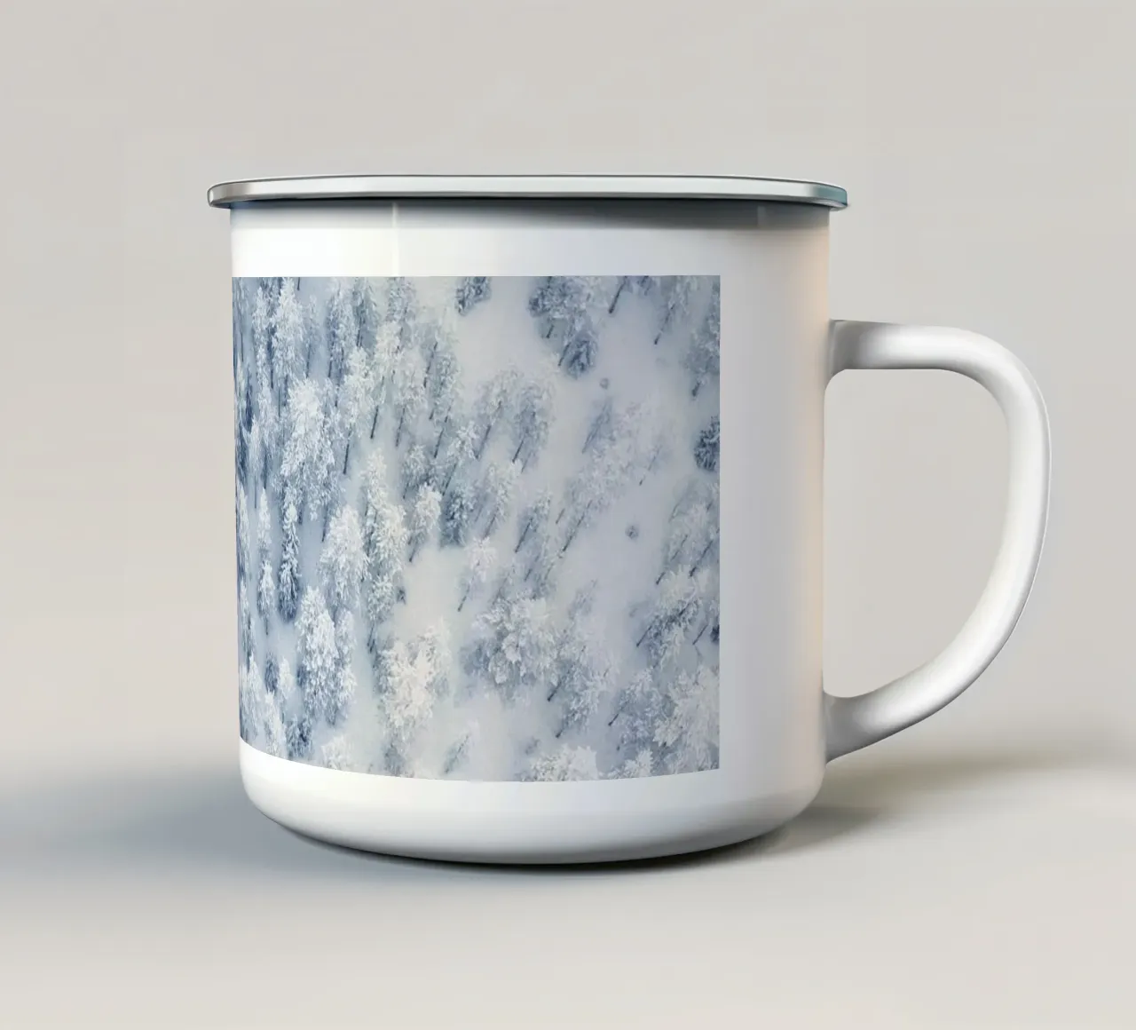 Vista a volo d'uccello di una foresta invernale - Eleganza minimalista tazza in smalto da Whole©