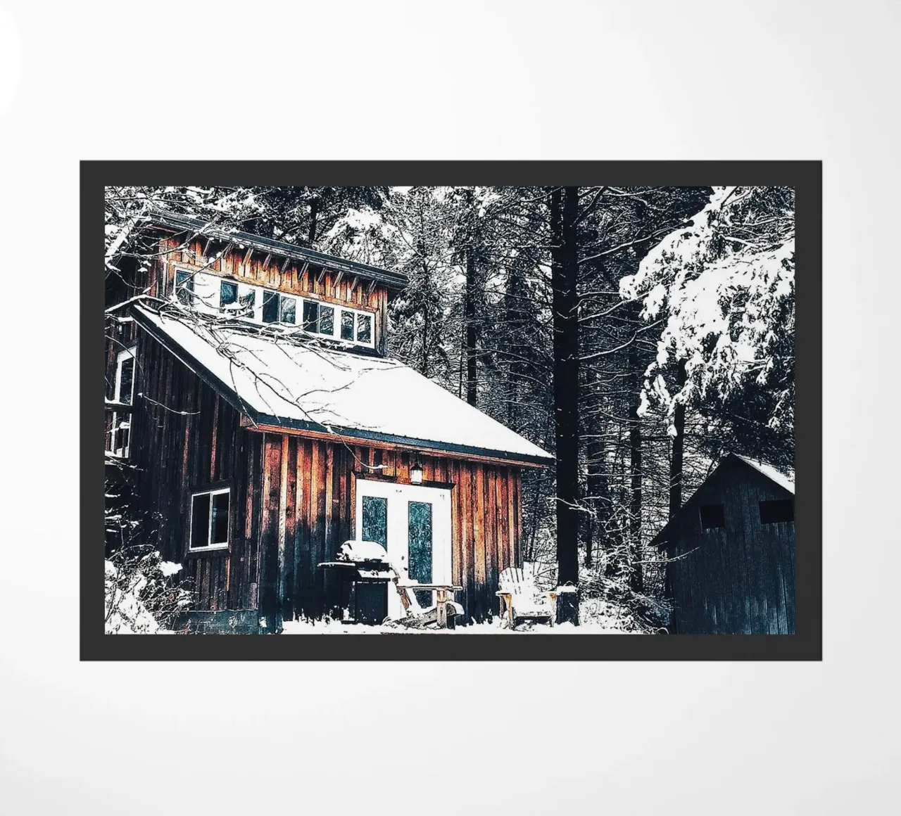 Winterhütte im Wald – Rustikale Gemütlichkeit Fußmatte von Whole©
