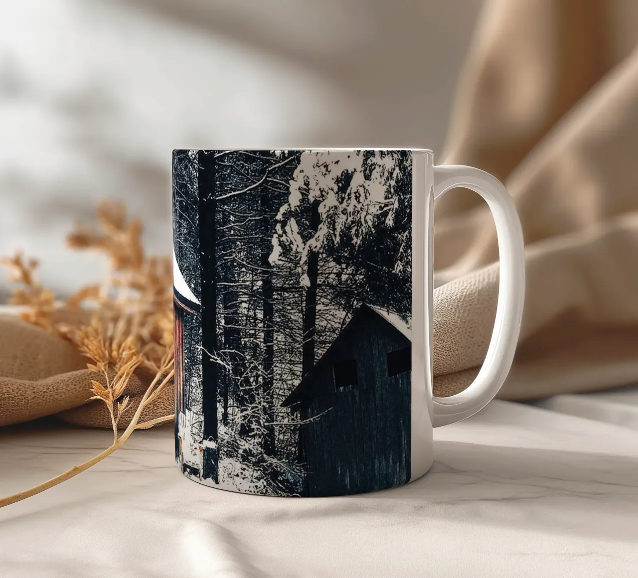 Rifugio invernale nella foresta - un ambiente rustico e accogliente tazza in ceramica da Whole©