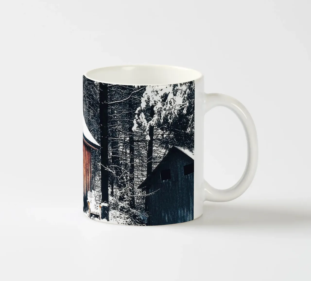 Cabaña de invierno en el bosque: acogedora y rústica taza de cerámica de Whole©