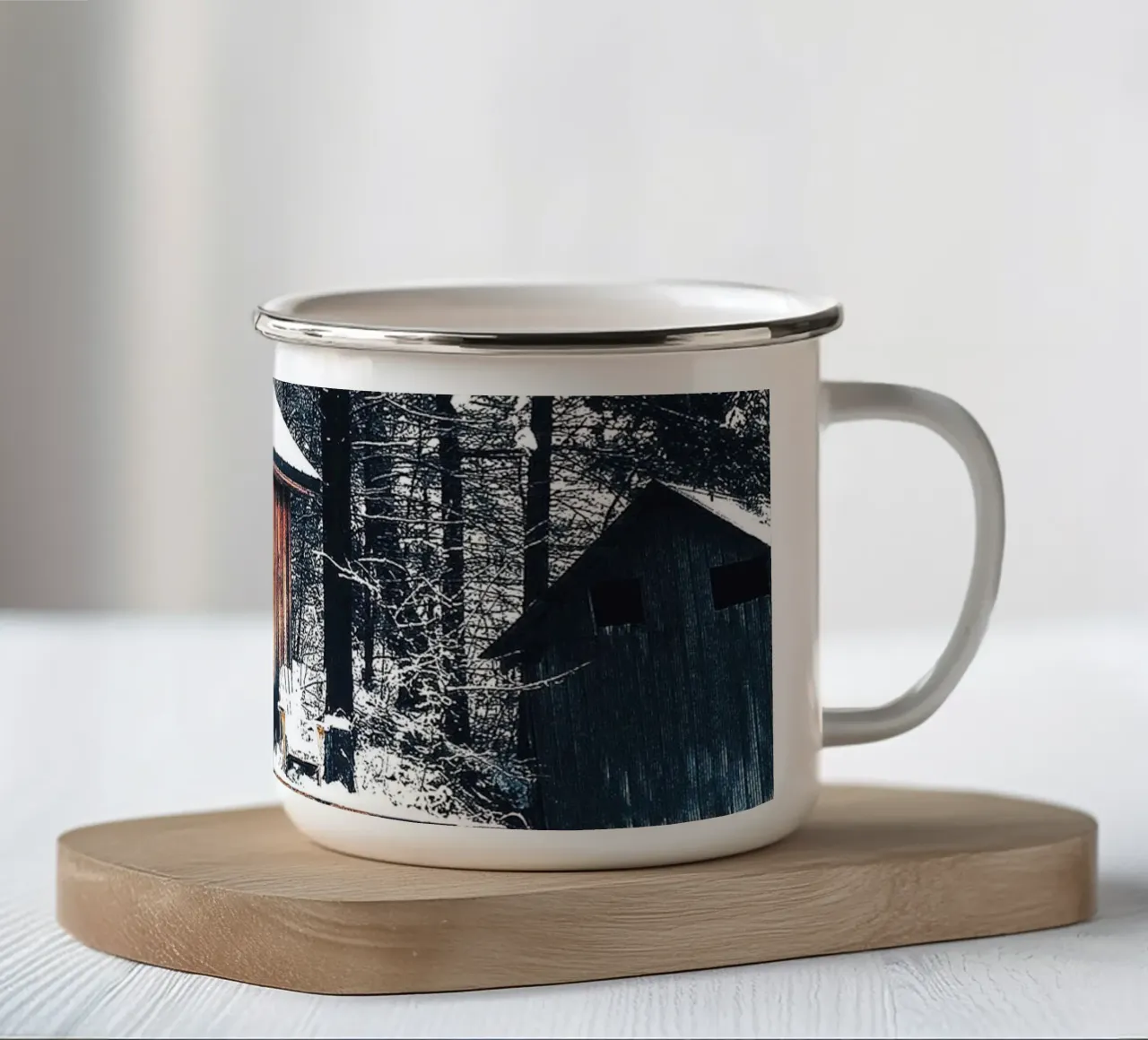 Winterhütte im Wald – Rustikale Gemütlichkeit Emaille Tasse von Whole©