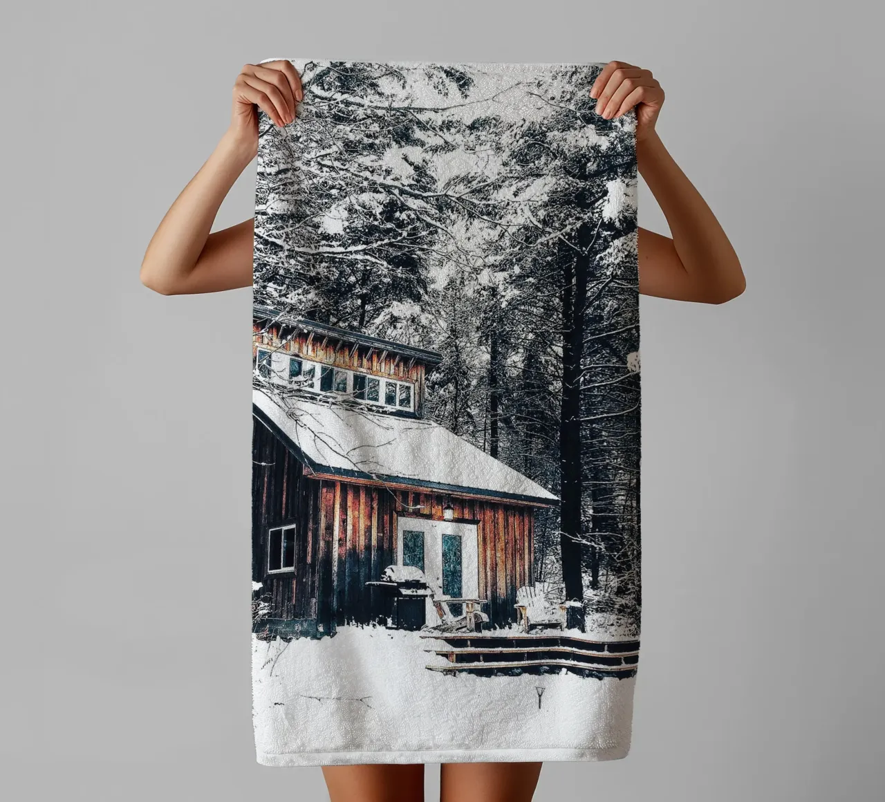 Rifugio invernale nella foresta - un ambiente rustico e accogliente asciugamano da bagno da Whole©