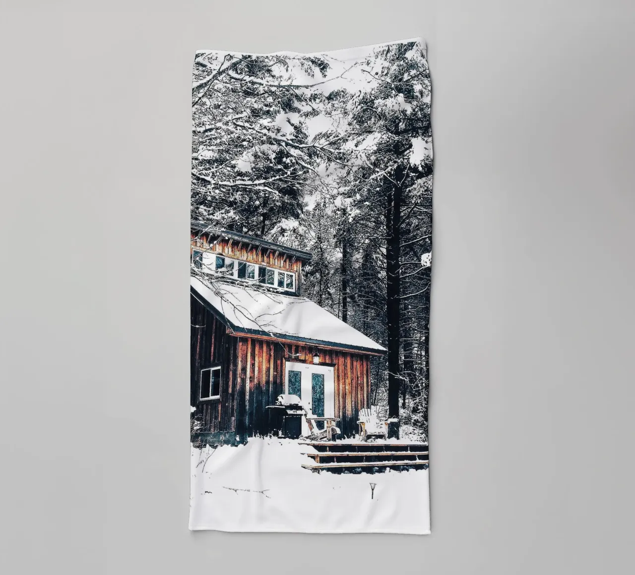 Rifugio invernale nella foresta - un ambiente rustico e accogliente asciugamano da bagno da Whole©